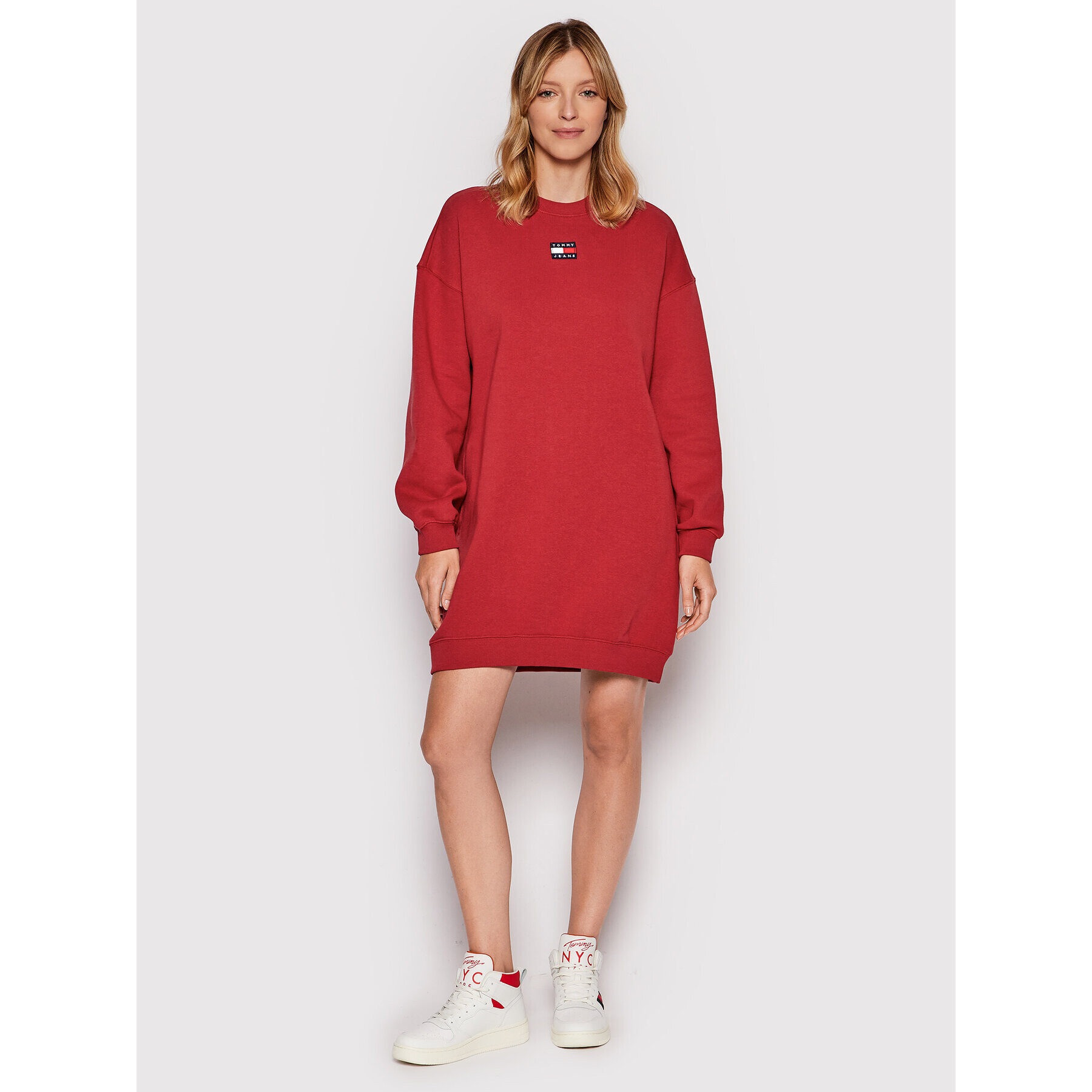 Tommy Jeans Rochie tricotată Badge Crew DW0DW11867 Roșu Relaxed Fit - Pled.ro