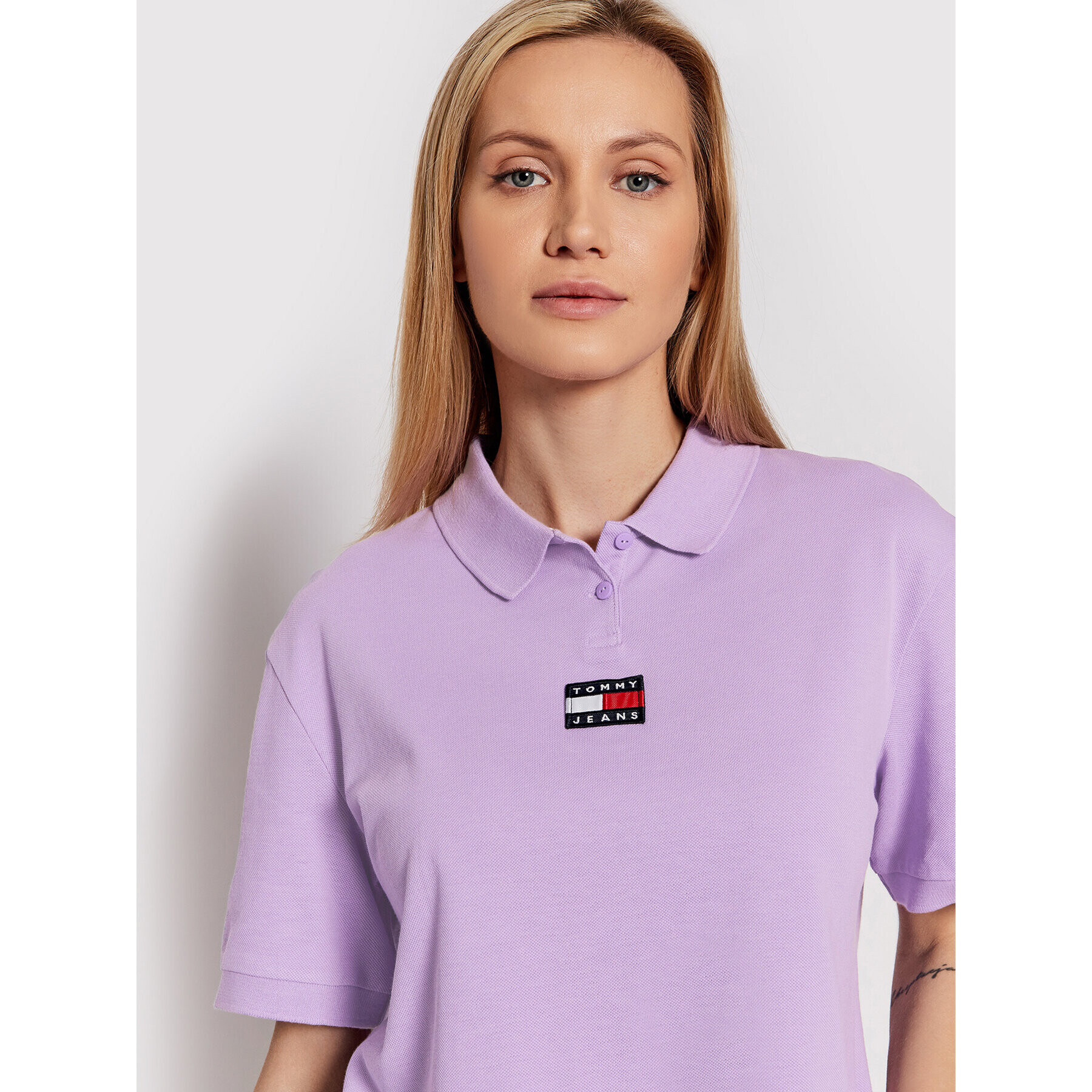 Tommy Jeans Tricou polo Center Badge DW0DW10347 Violet Relaxed Fit - Pled.ro