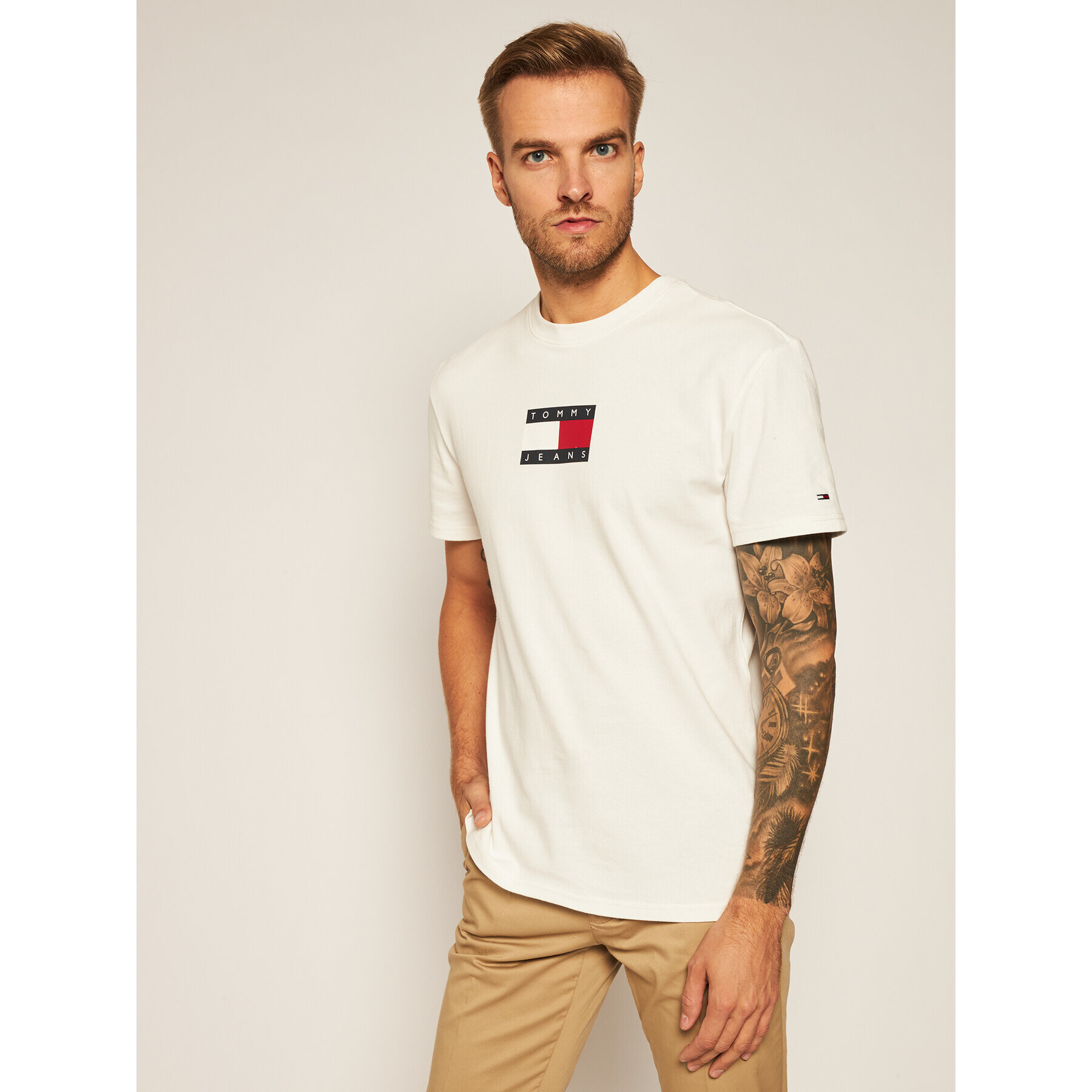 Tommy Jeans Tricou Small Flag Tee DM0DM08351 Alb Regular Fit - Pled.ro