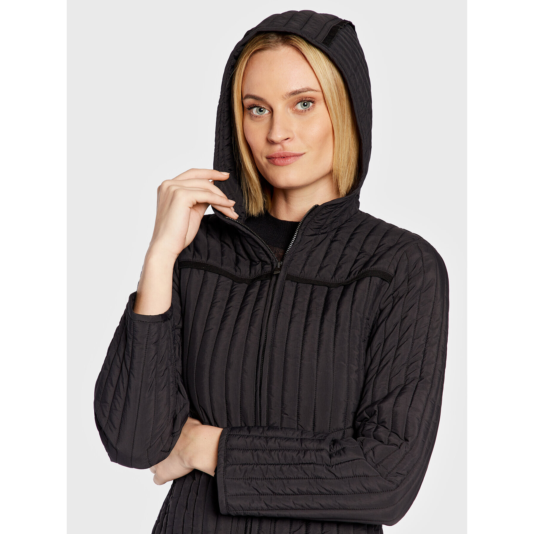 Trussardi Geacă din puf 56S00786 Negru Regular Fit - Pled.ro