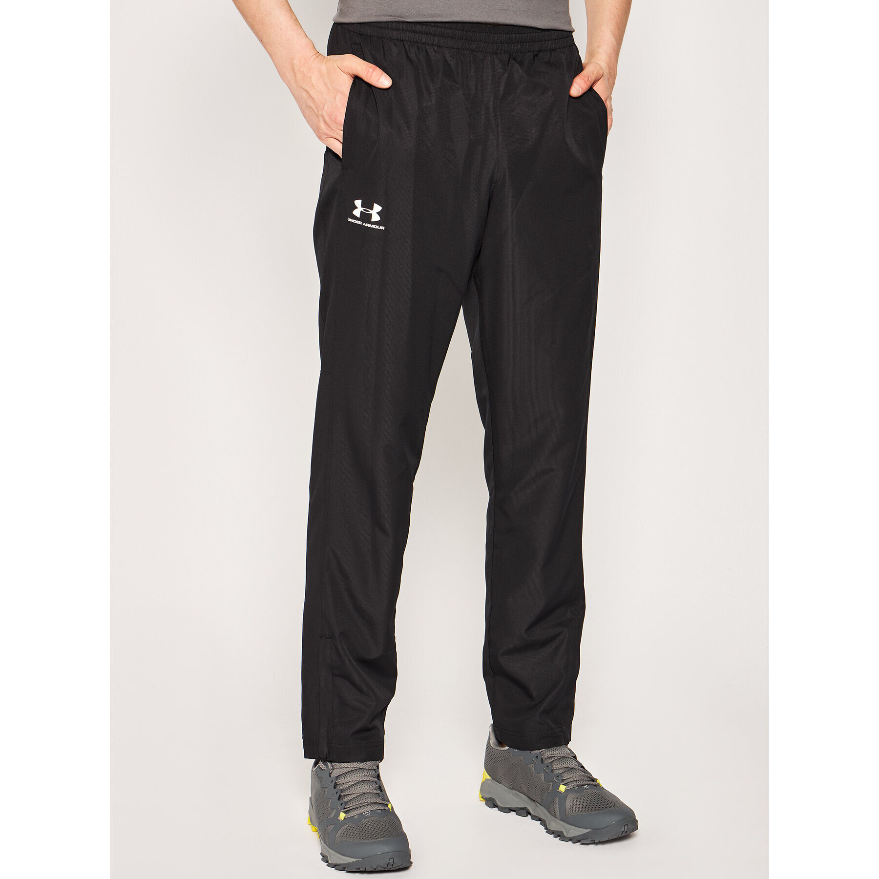 Under Armour Pantaloni outdoor Vital Woven 1352031 Negru Loose Fit - Pled.ro