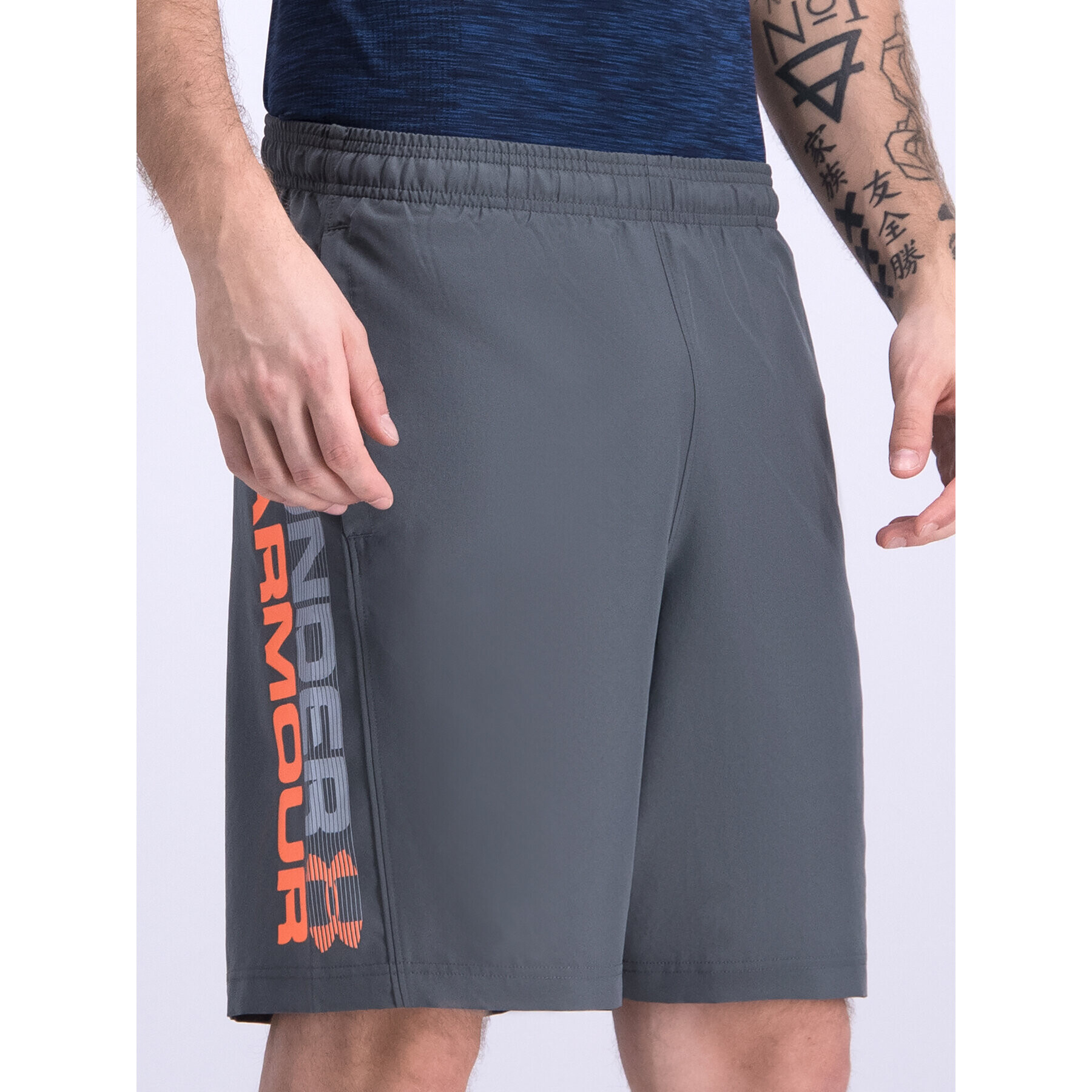 Under Armour Pantaloni scurți sport UA Woven Graphic Wordmark 1320203 Gri Regular Fit - Pled.ro