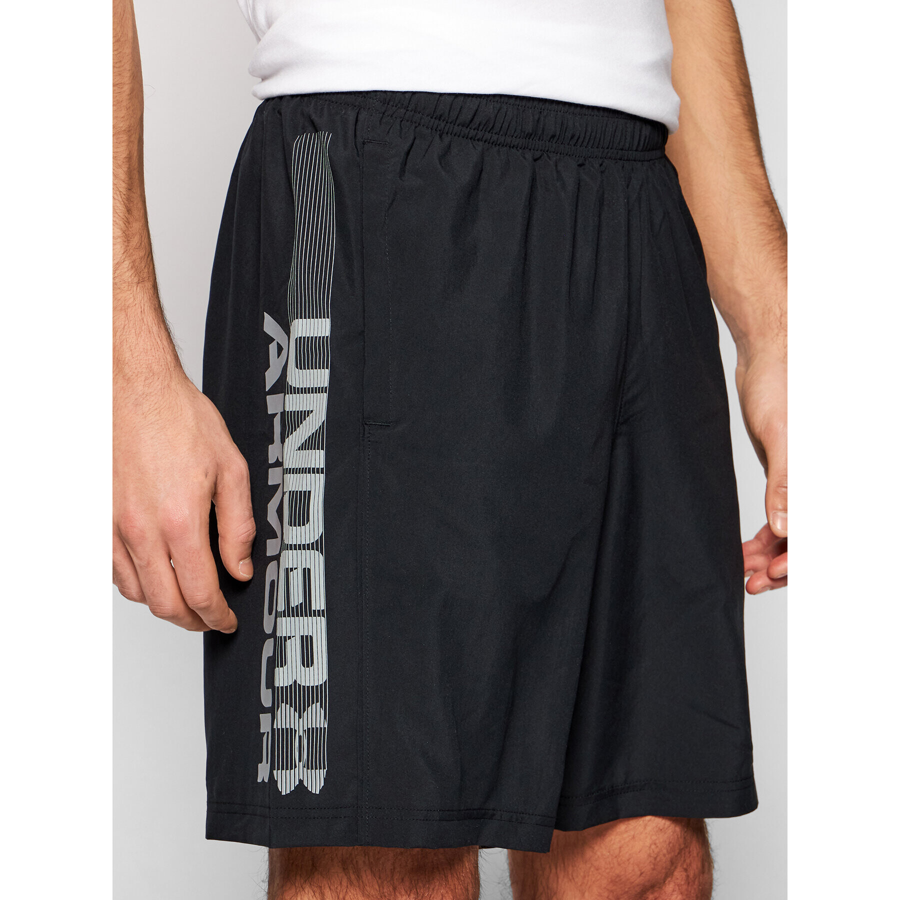 Under Armour Pantaloni scurți sport UA Woven Graphic Wordmark 1320203 Negru Regular Fit - Pled.ro