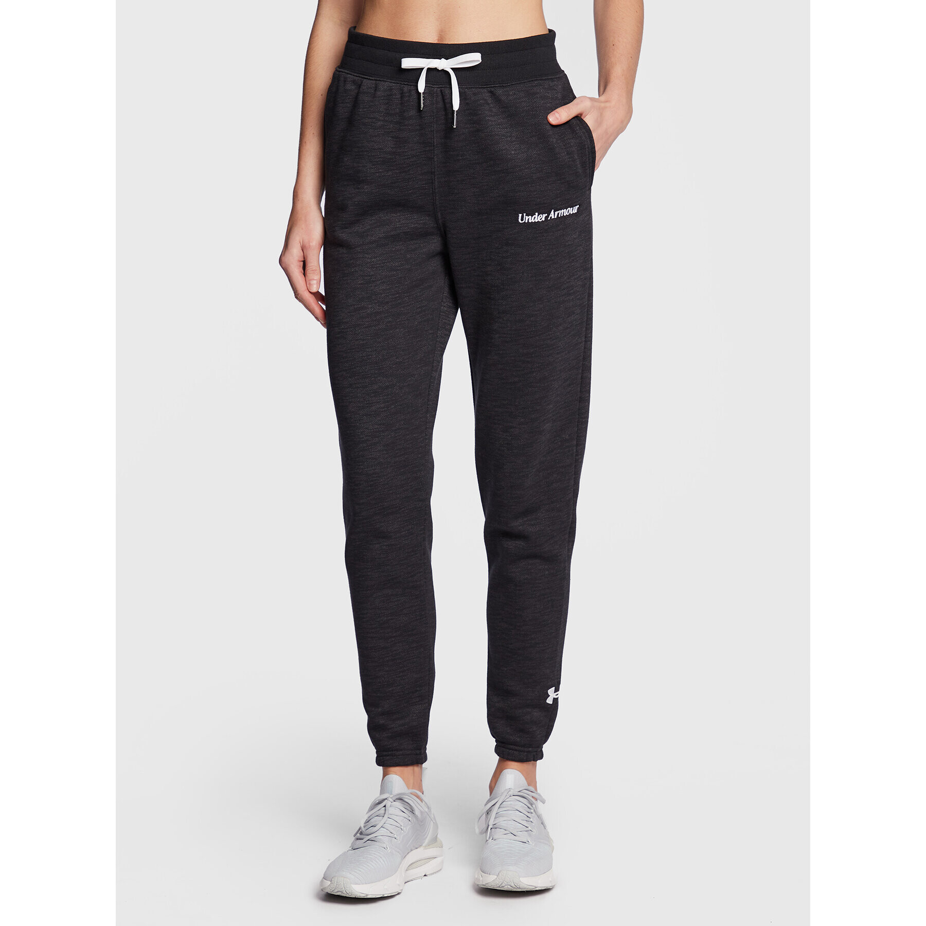 Under Armour Pantaloni trening Ua Essential Fleece Script 1374105 Negru Regular Fit - Pled.ro