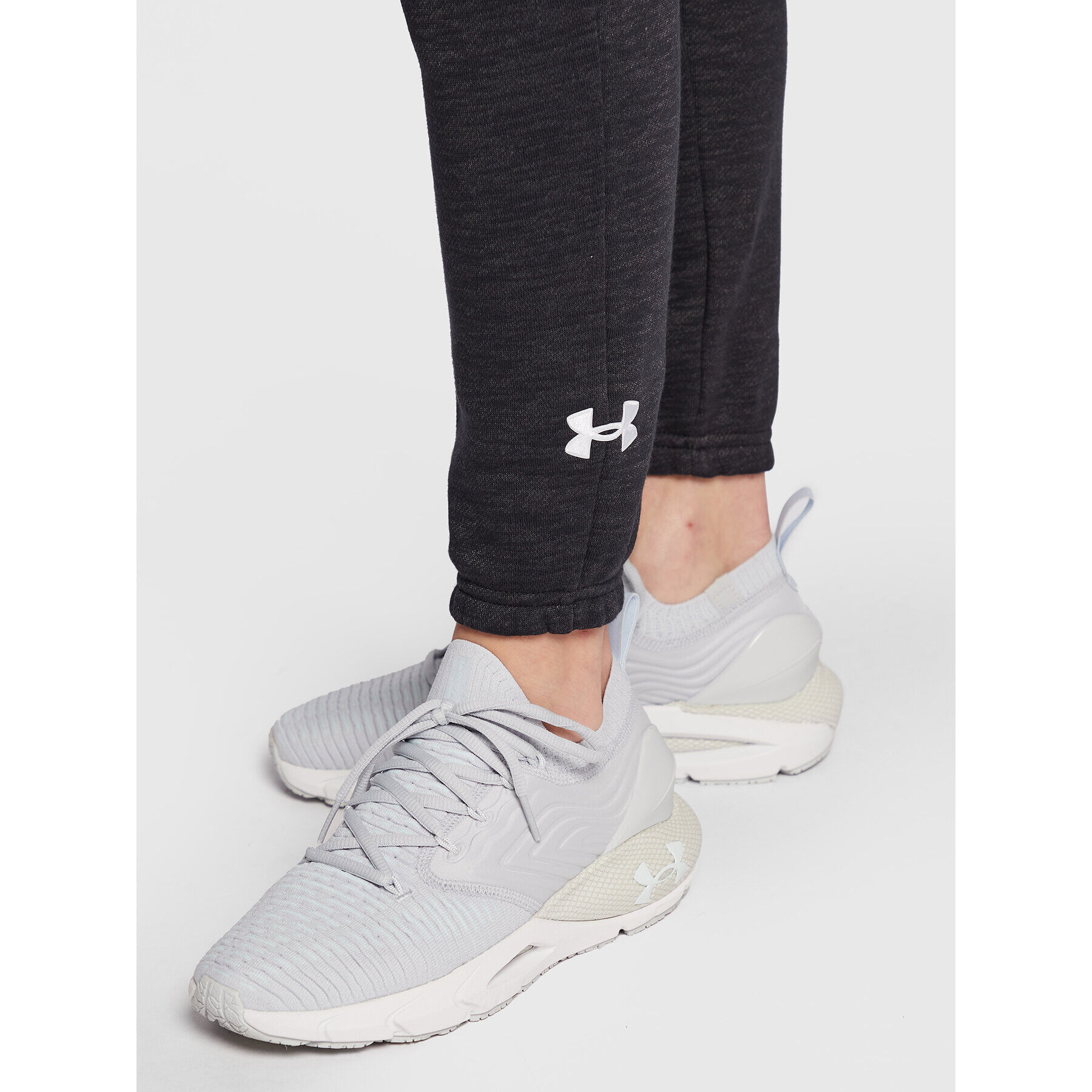 Under Armour Pantaloni trening Ua Essential Fleece Script 1374105 Negru Regular Fit - Pled.ro