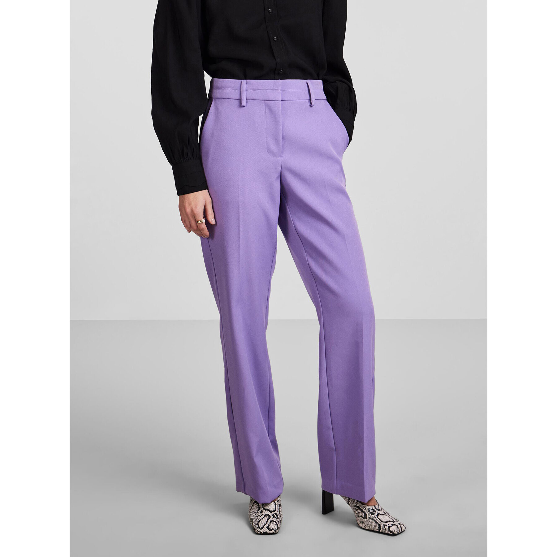 YAS Pantaloni din material 26028860 Violet Regular Fit - Pled.ro