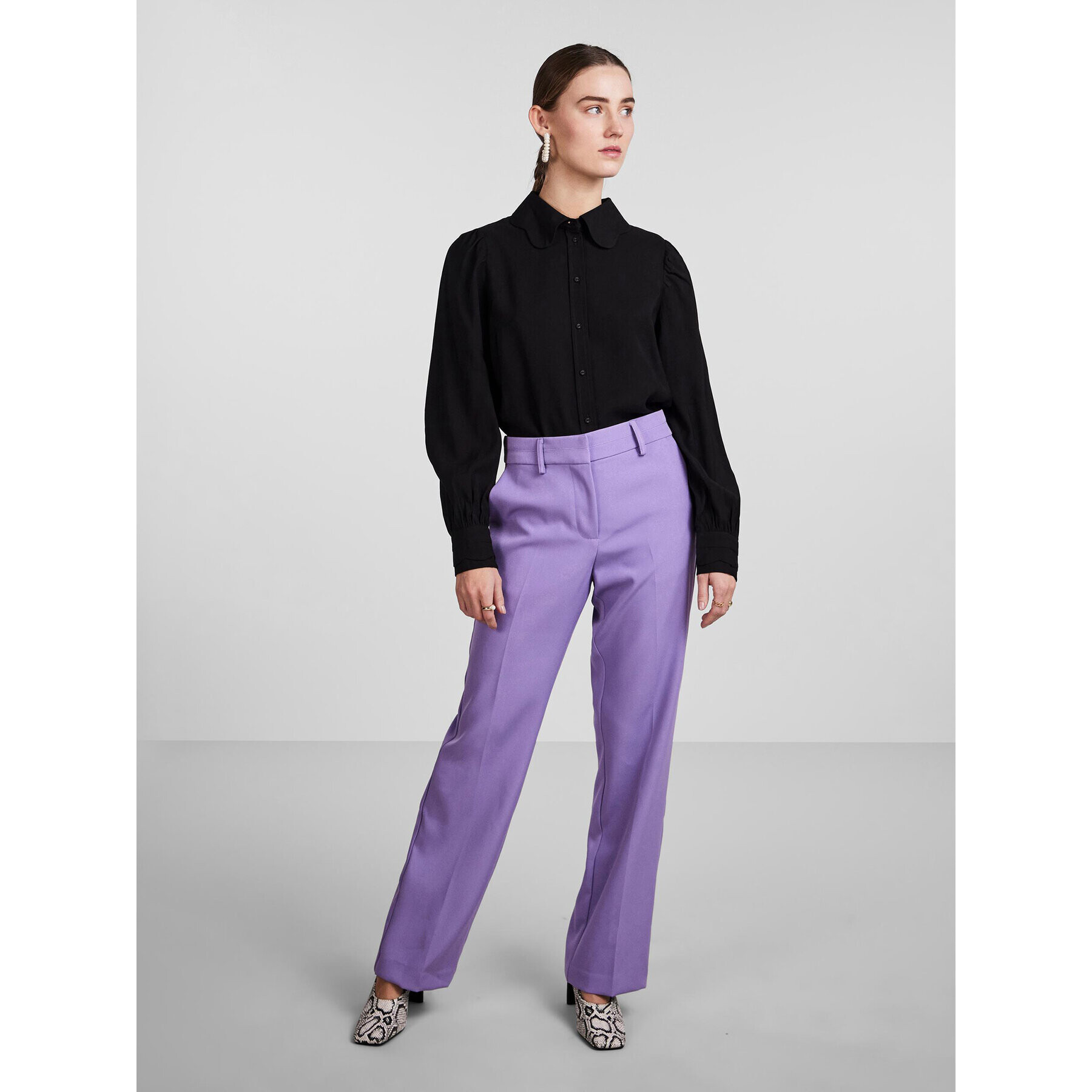 YAS Pantaloni din material 26028860 Violet Regular Fit - Pled.ro