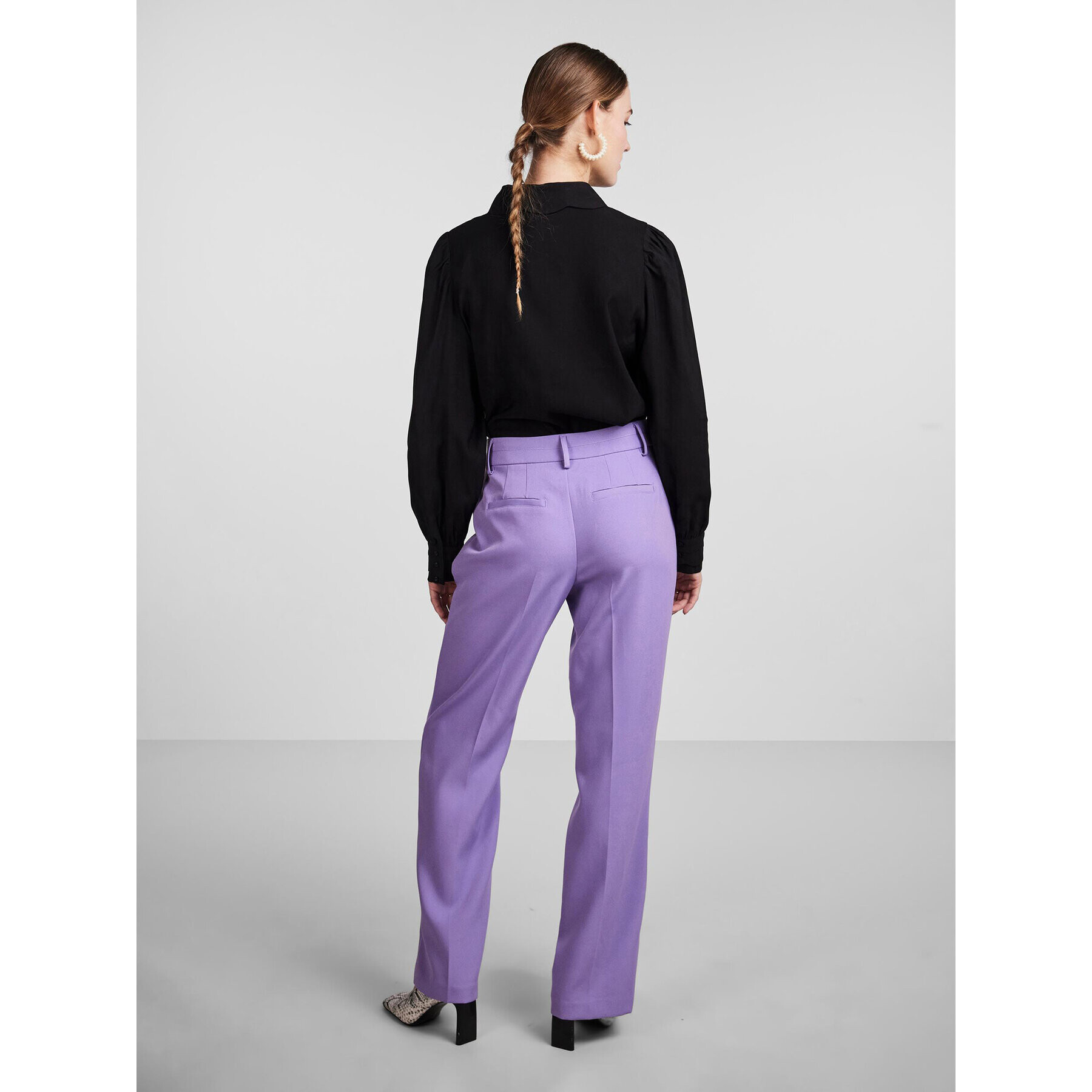 YAS Pantaloni din material 26028860 Violet Regular Fit - Pled.ro