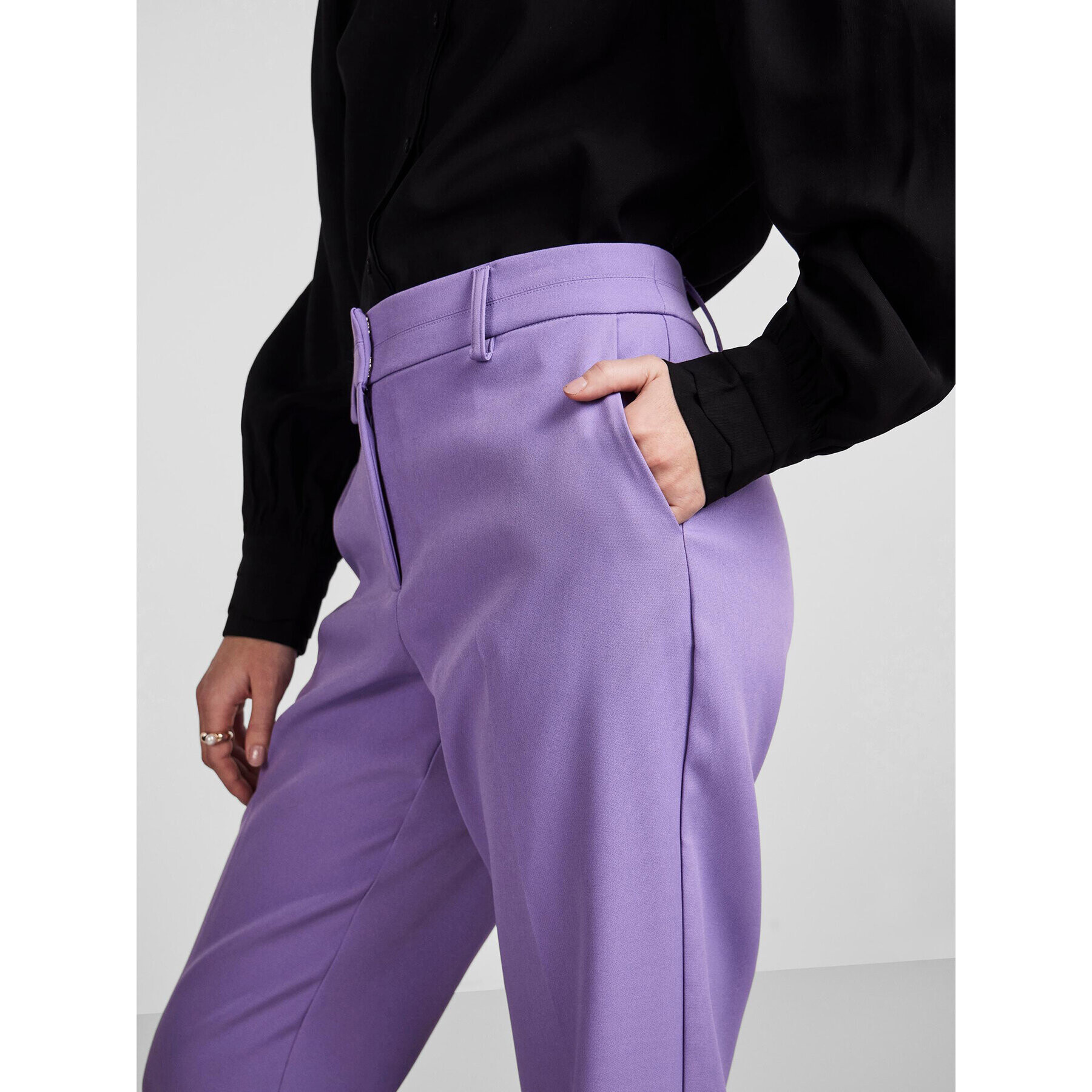 YAS Pantaloni din material 26028860 Violet Regular Fit - Pled.ro