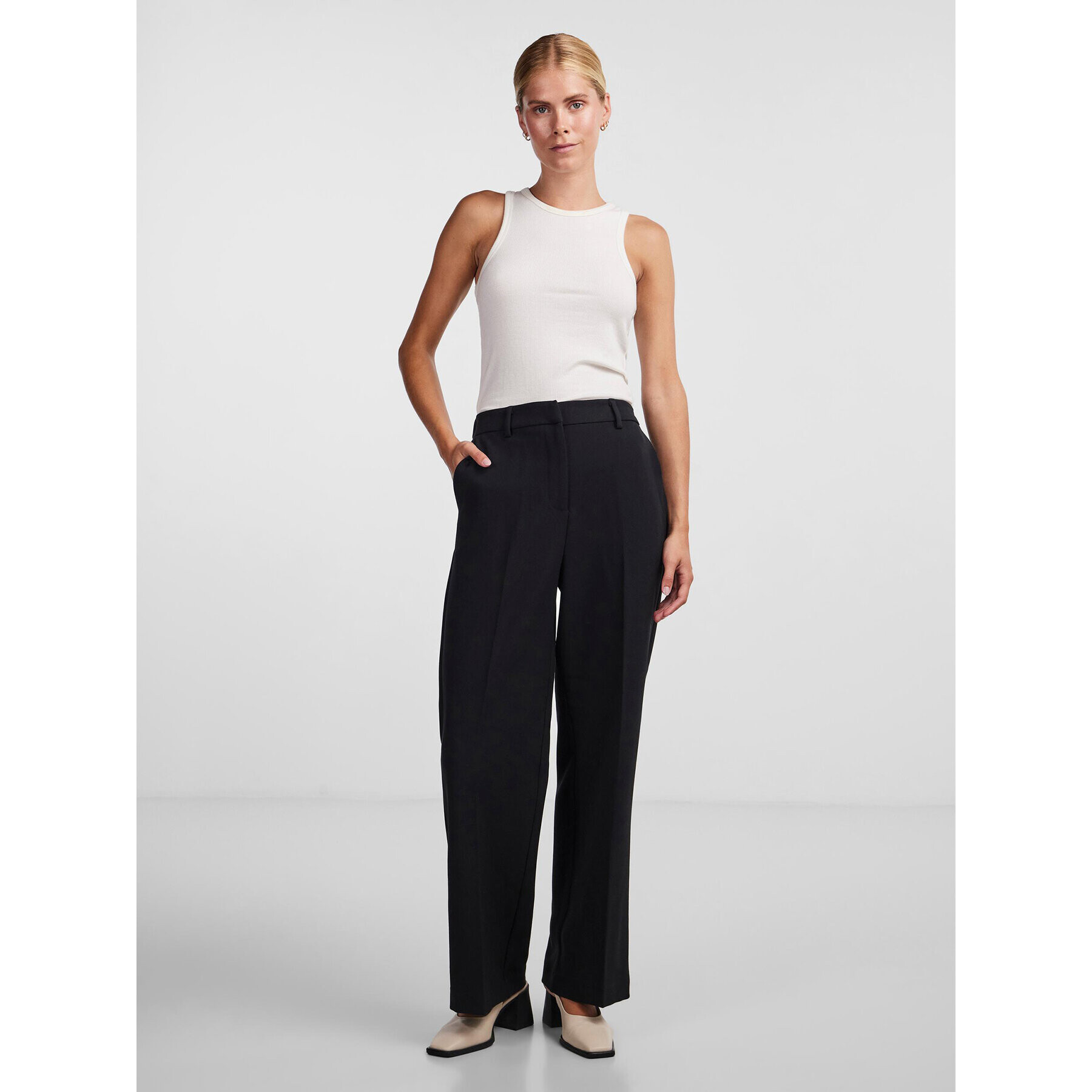 YAS Pantaloni din material 26030711 Negru Regular Fit - Pled.ro