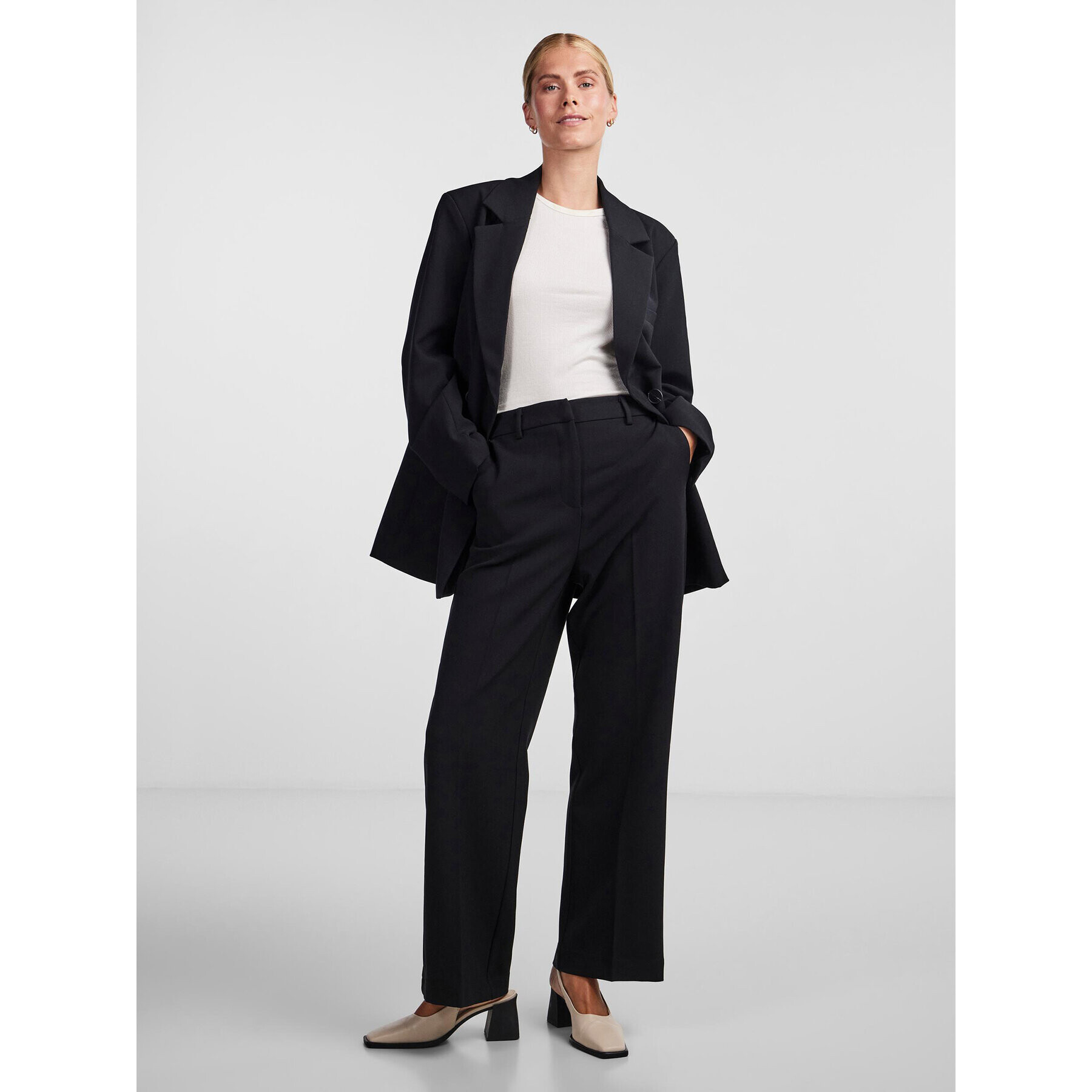 YAS Pantaloni din material 26030711 Negru Regular Fit - Pled.ro