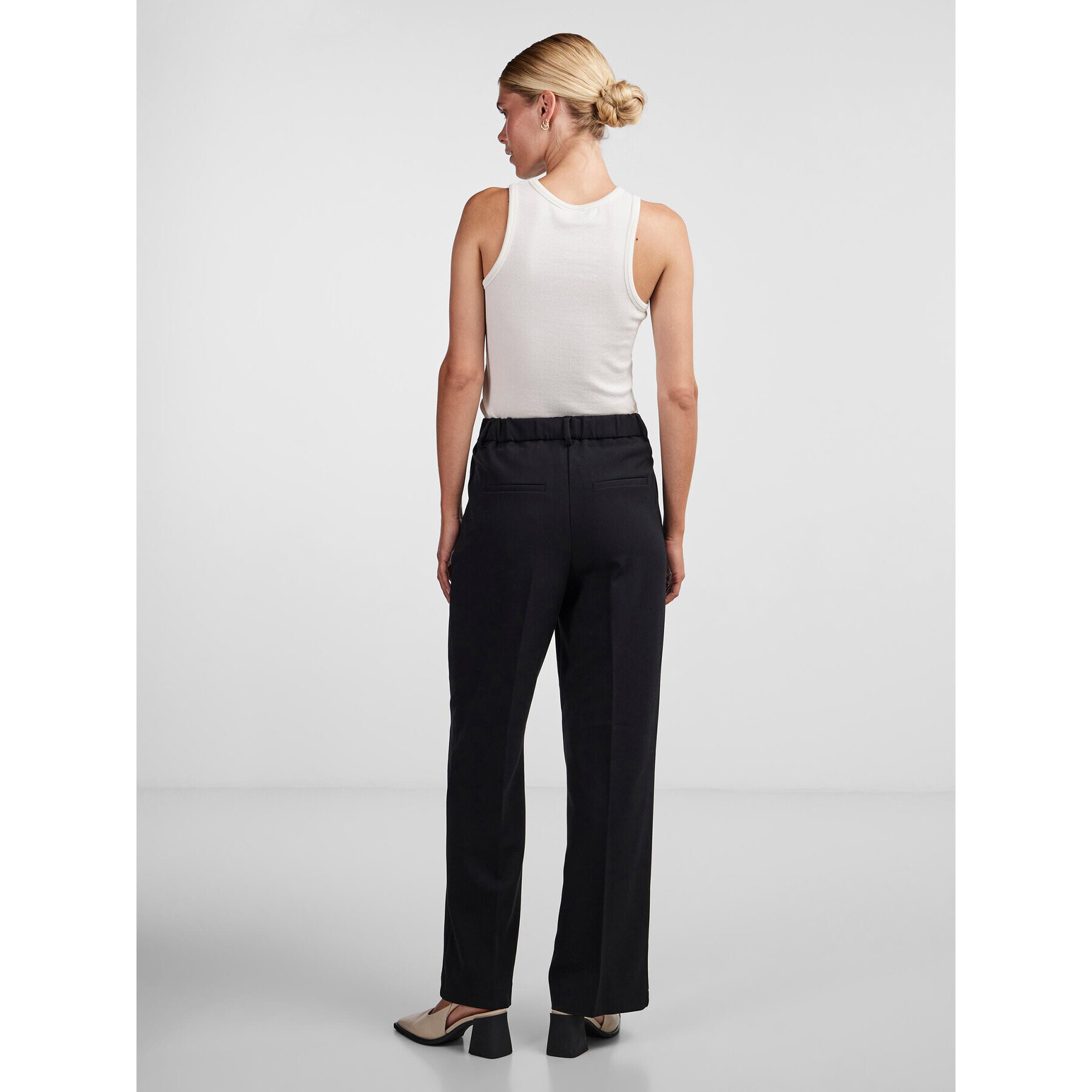 YAS Pantaloni din material 26030711 Negru Regular Fit - Pled.ro