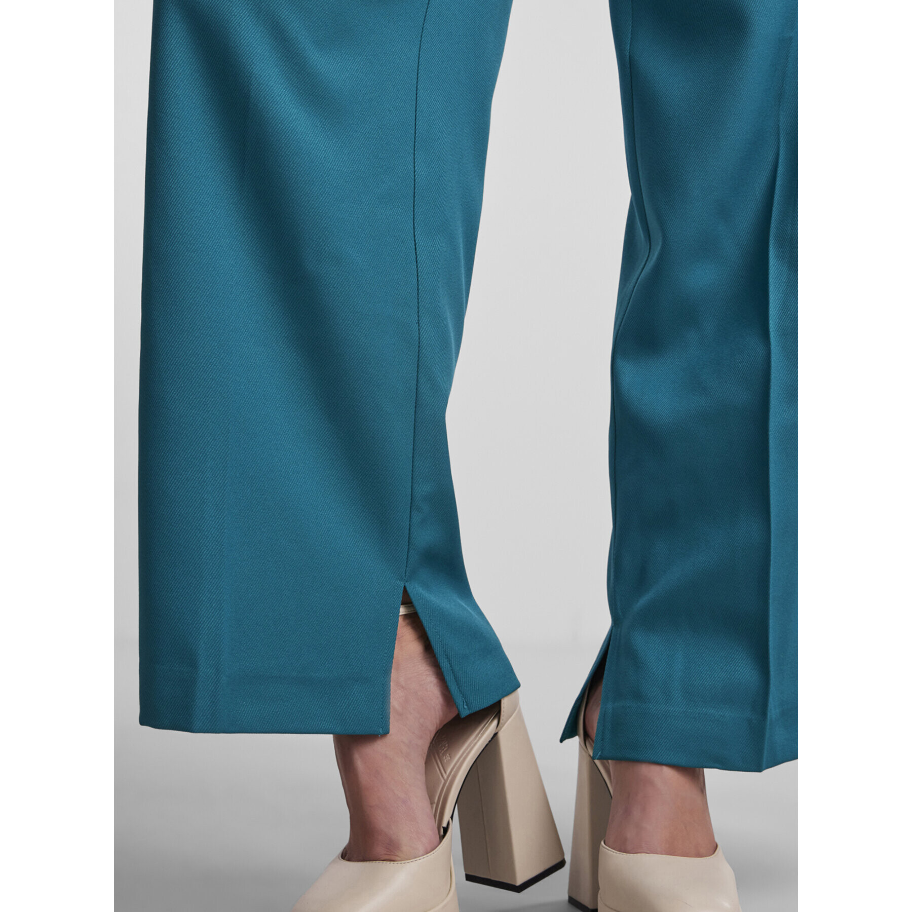 YAS Pantaloni din material Deeply 26028743 Verde Relaxed Fit - Pled.ro