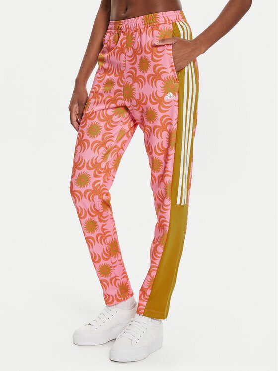 adidas Pantaloni trening FARM Rio IQ4493 Regular Fit