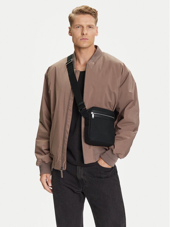 Calvin Klein Geantă crossover Contrast Reporter LV04D3175G