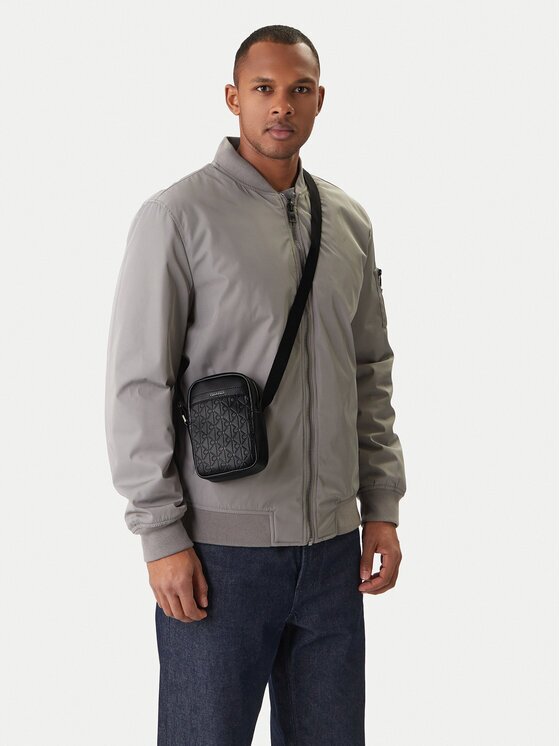 Calvin Klein Geantă crossover Emblem Aop Emboss Slim Reporter LV04D3228G