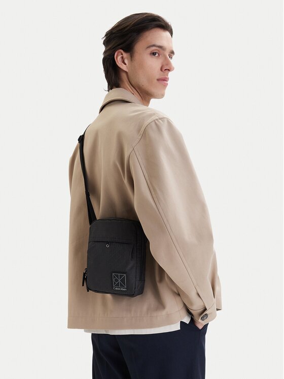 Calvin Klein Geantă crossover Utility Emblem Reporter LV04D3303G