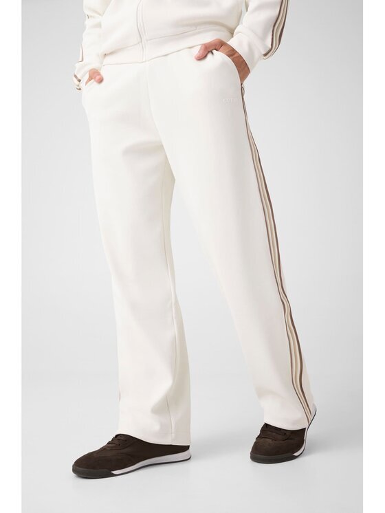 GUESS Pantaloni din material 183087 Regular Fit