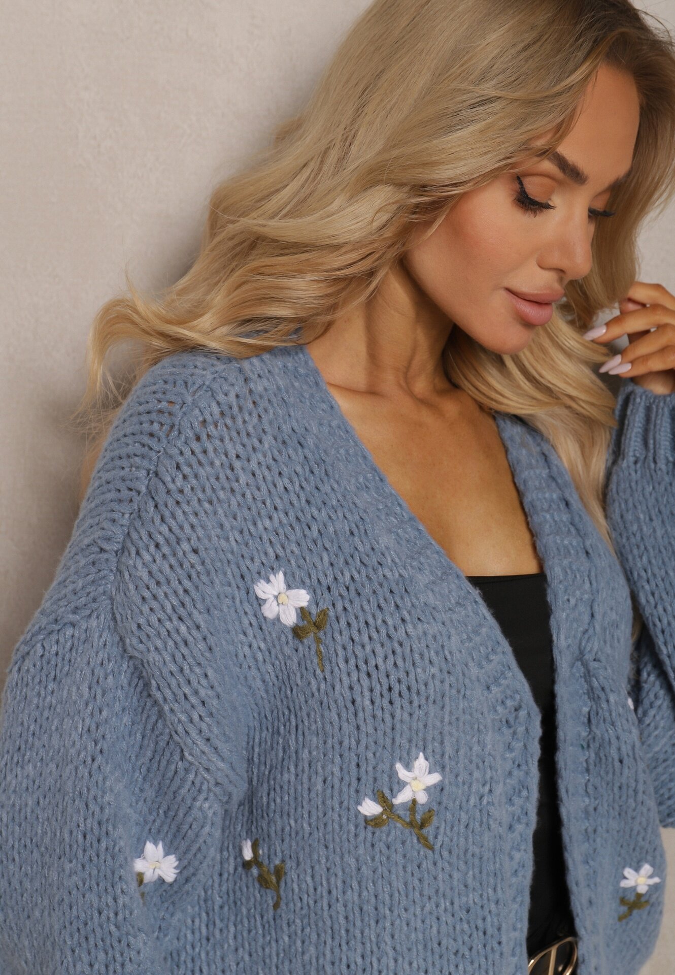 acajo Cardigan Albastru cu Aplicații Florale cu Închidere cu o Agrafă Elegantă Patista