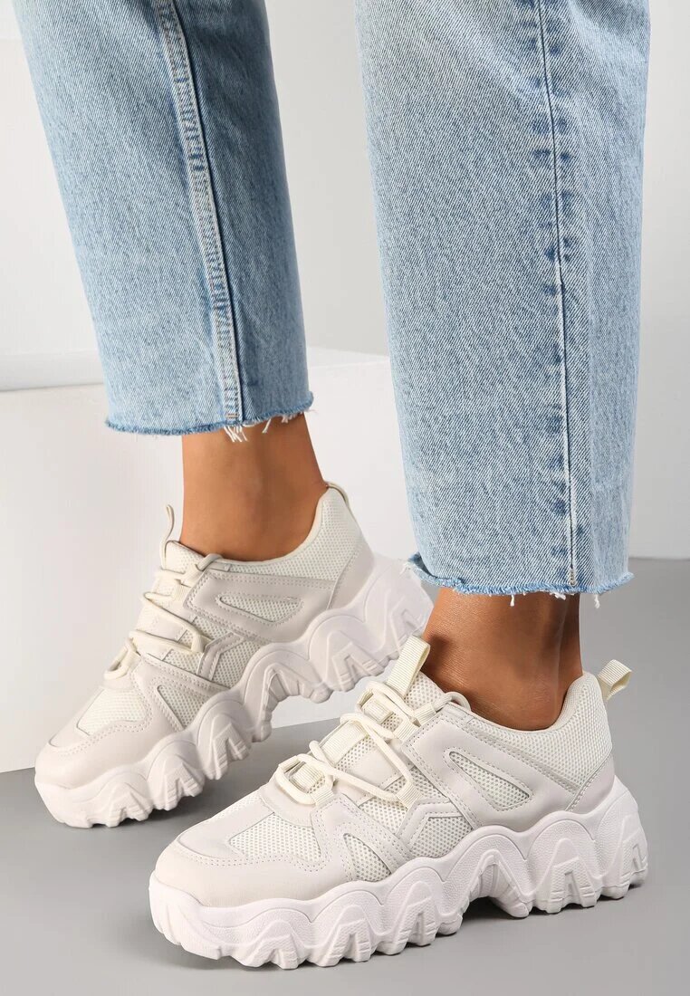  Adidași bej Astima