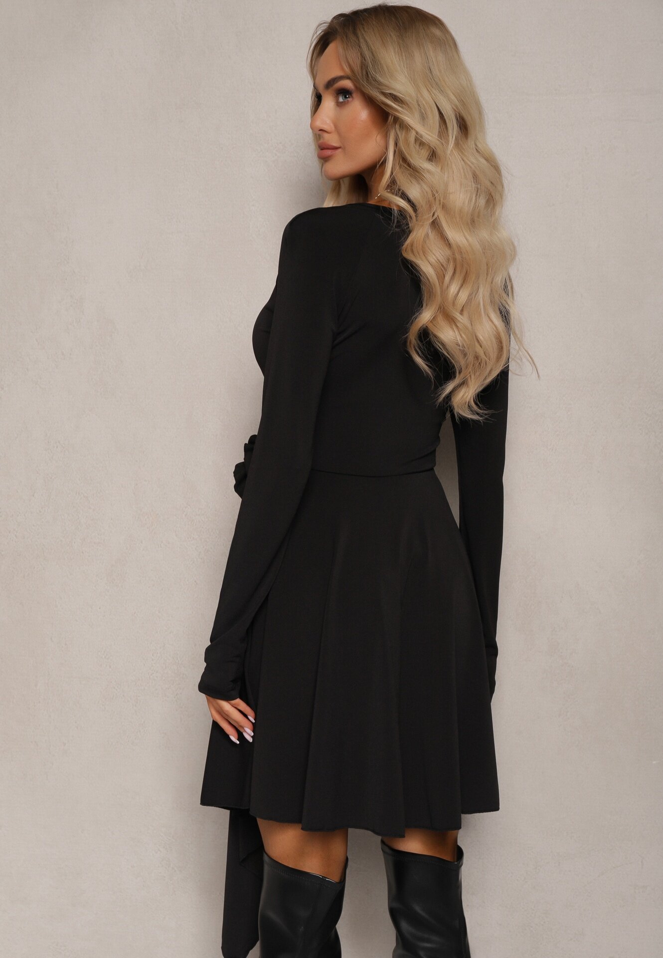 allyson Rochie Neagră Asimetrică cu Broșă Detașabilă în Formă de Floare Incendia