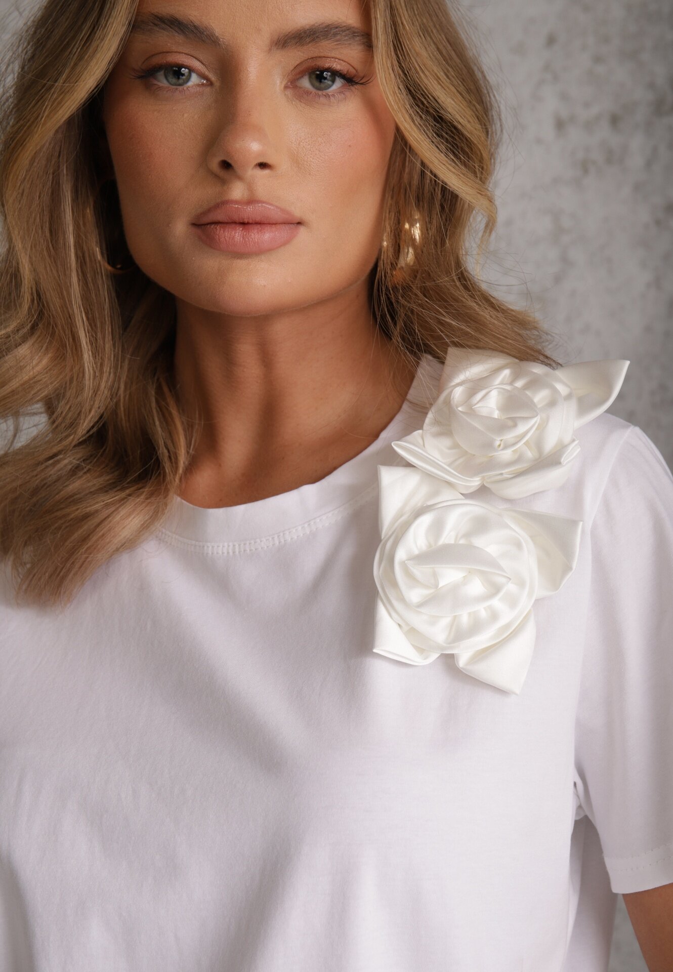 ambitionfly Tricou Alb de bumbac cu croială clasică cu aplicații florale 3D Morgane