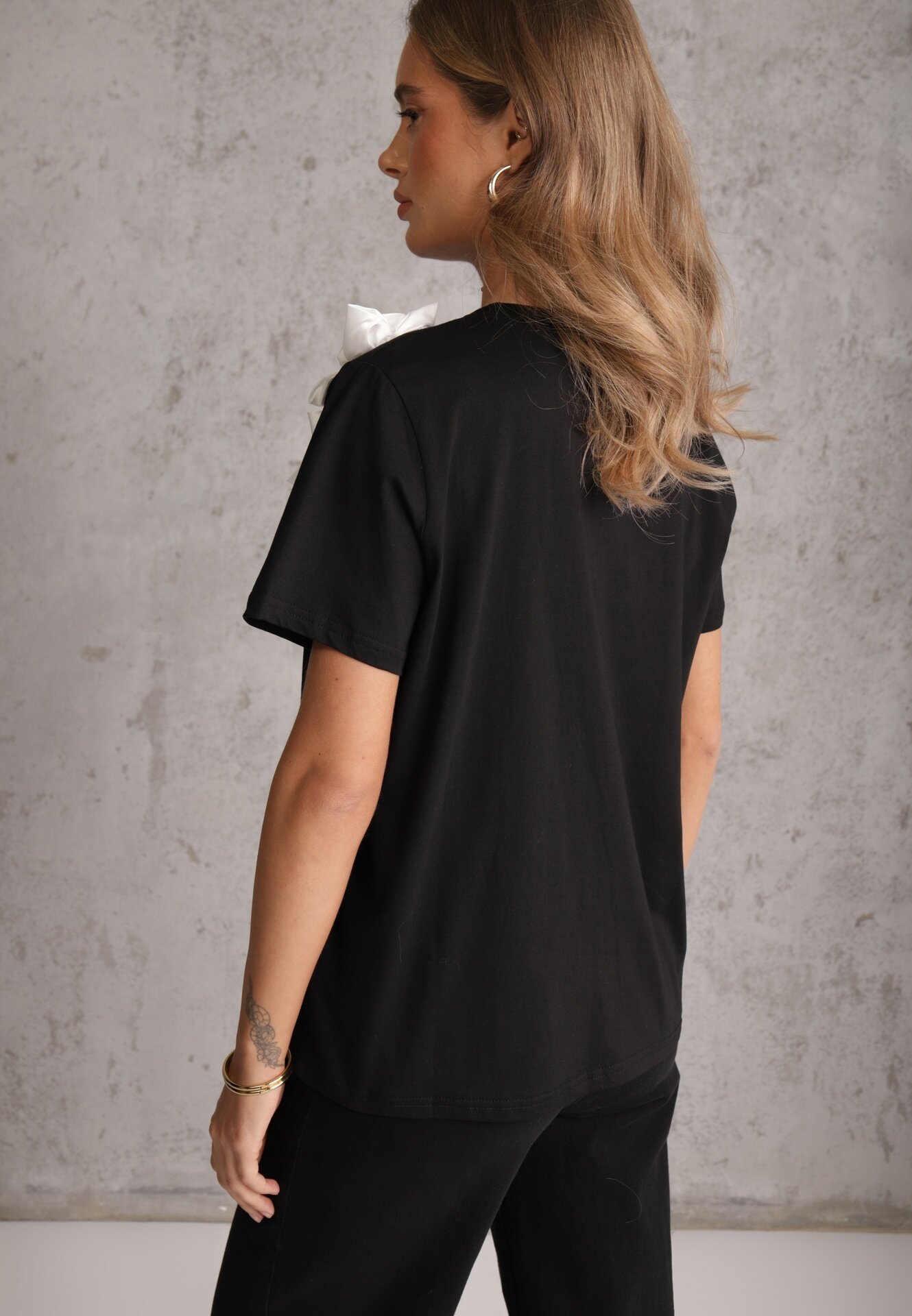 ambitionfly Tricou din bumbac Negru-Alb cu croială clasică cu aplicații florale 3D Morgane