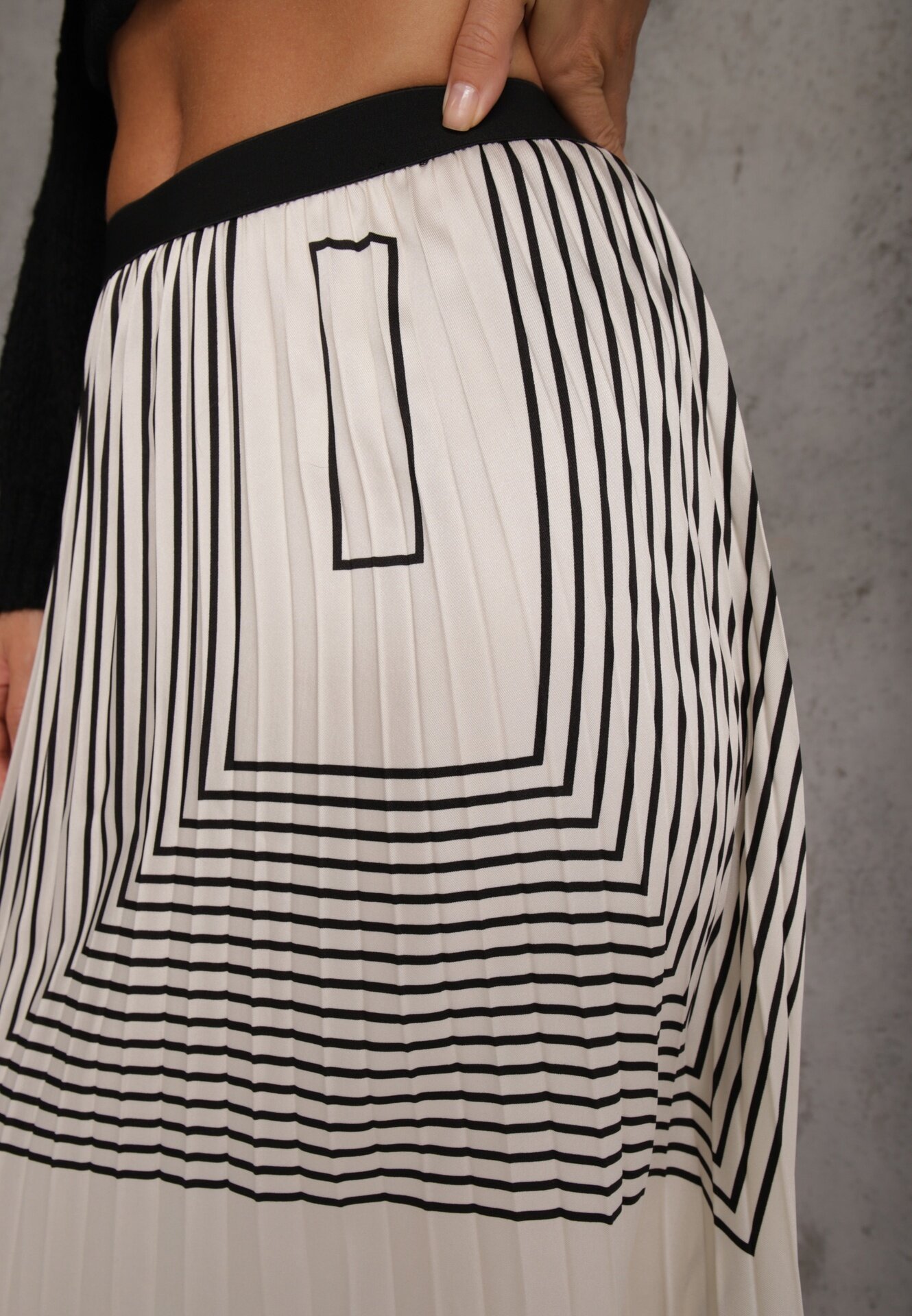 bisou's project Fustă Bej-Neagră Plisată cu Elastic în Talie Decorată cu Model Geometric Jenessia