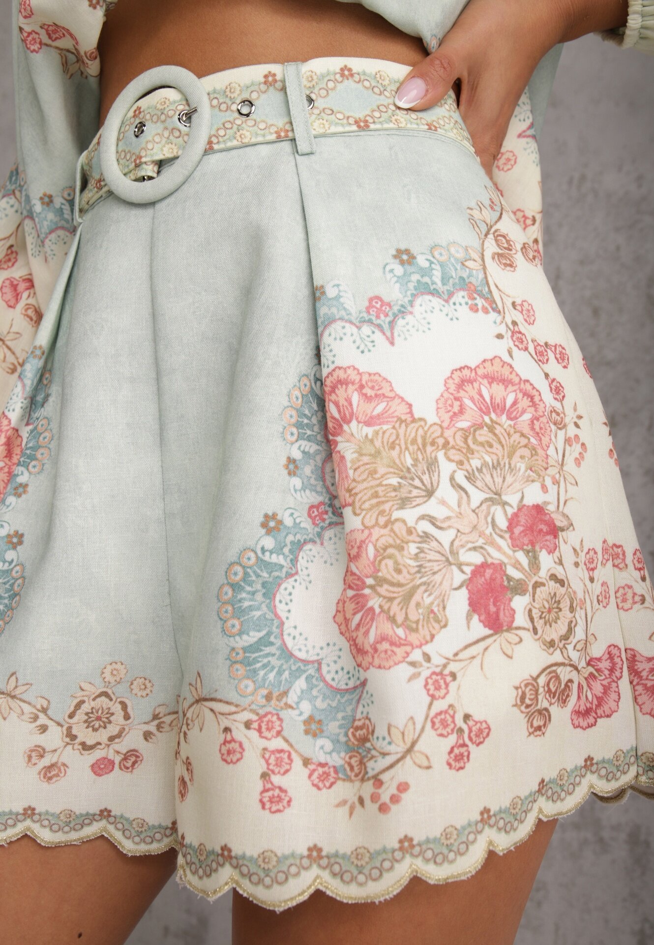 bisou's project Pantaloni scurți Isirrahne Berinlith Ynisoria Azaernys Isirney Shirinriane Meridnila Isirryna Isirlienne Cahroria Vilinnys Xylaela Zrixriane Orixis Verzi