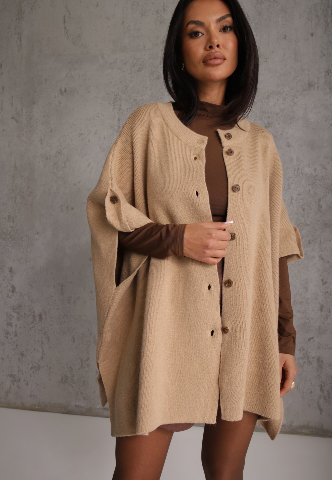 bisou's project Poncho oversize din tricot cu mânecă scurtă închis cu nasturi Obsidis Bej