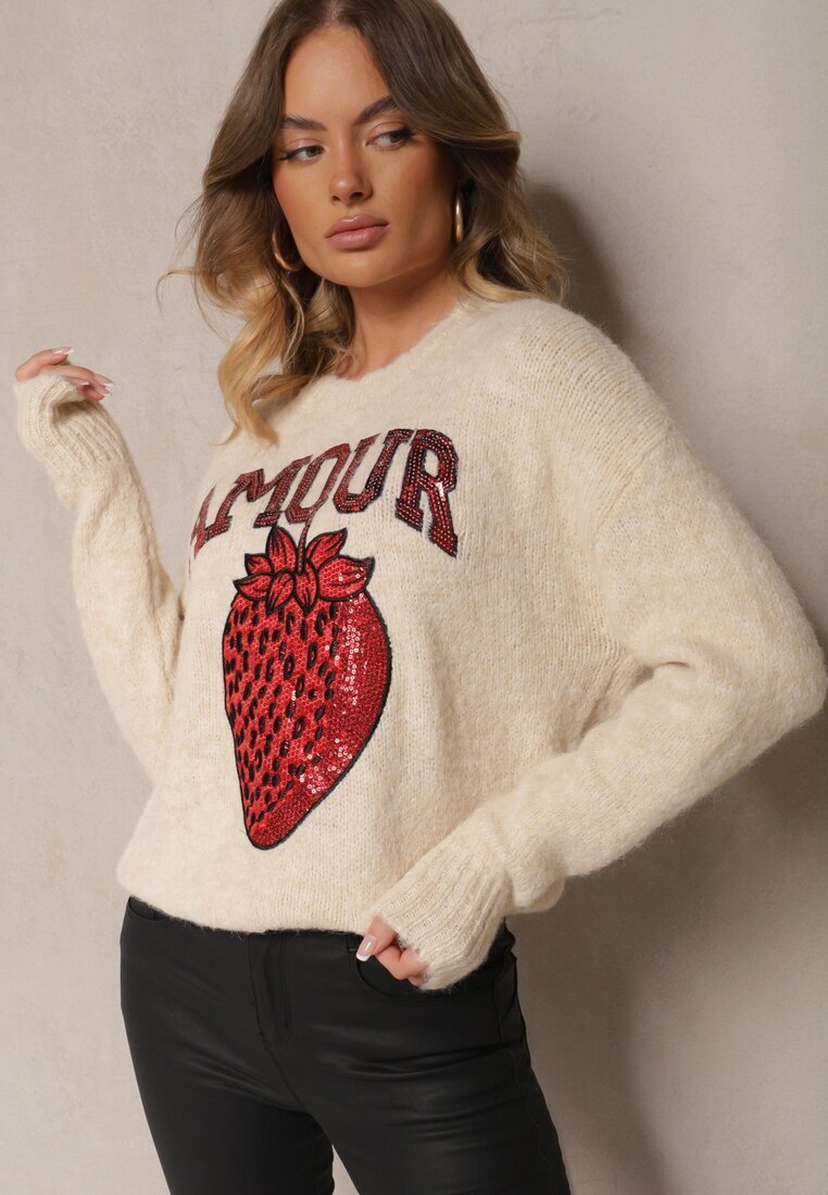 bisou's project Pulover bej deschis cu adaos de lână decorat cu aplicație căpșună și inscripția Zozizelle