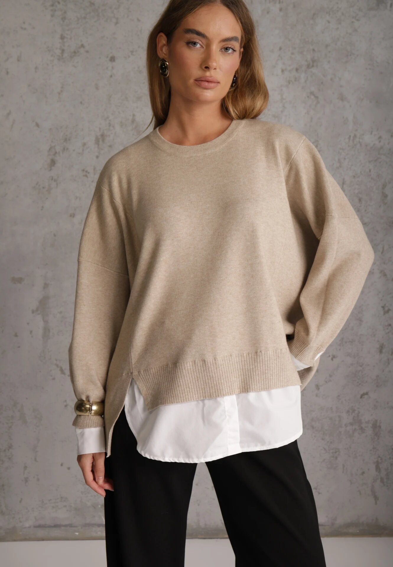 bisou's project Pulover din viscoză croială oversize cu cămașă imitată dedesubt Brosena Bej