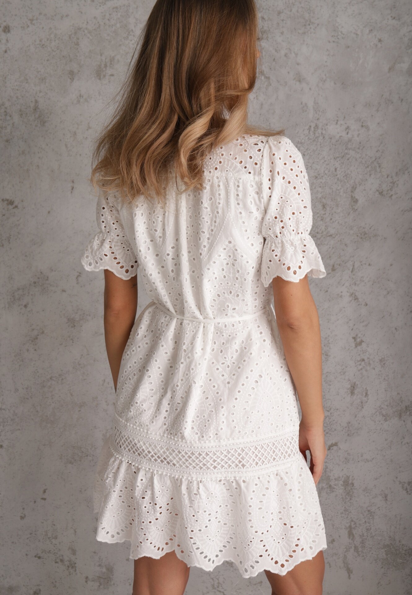 bisou's project Rochie Albă Boho din Bumbac Decorată cu Model Ajurat și Volane și Legată cu un Cordon Nelah
