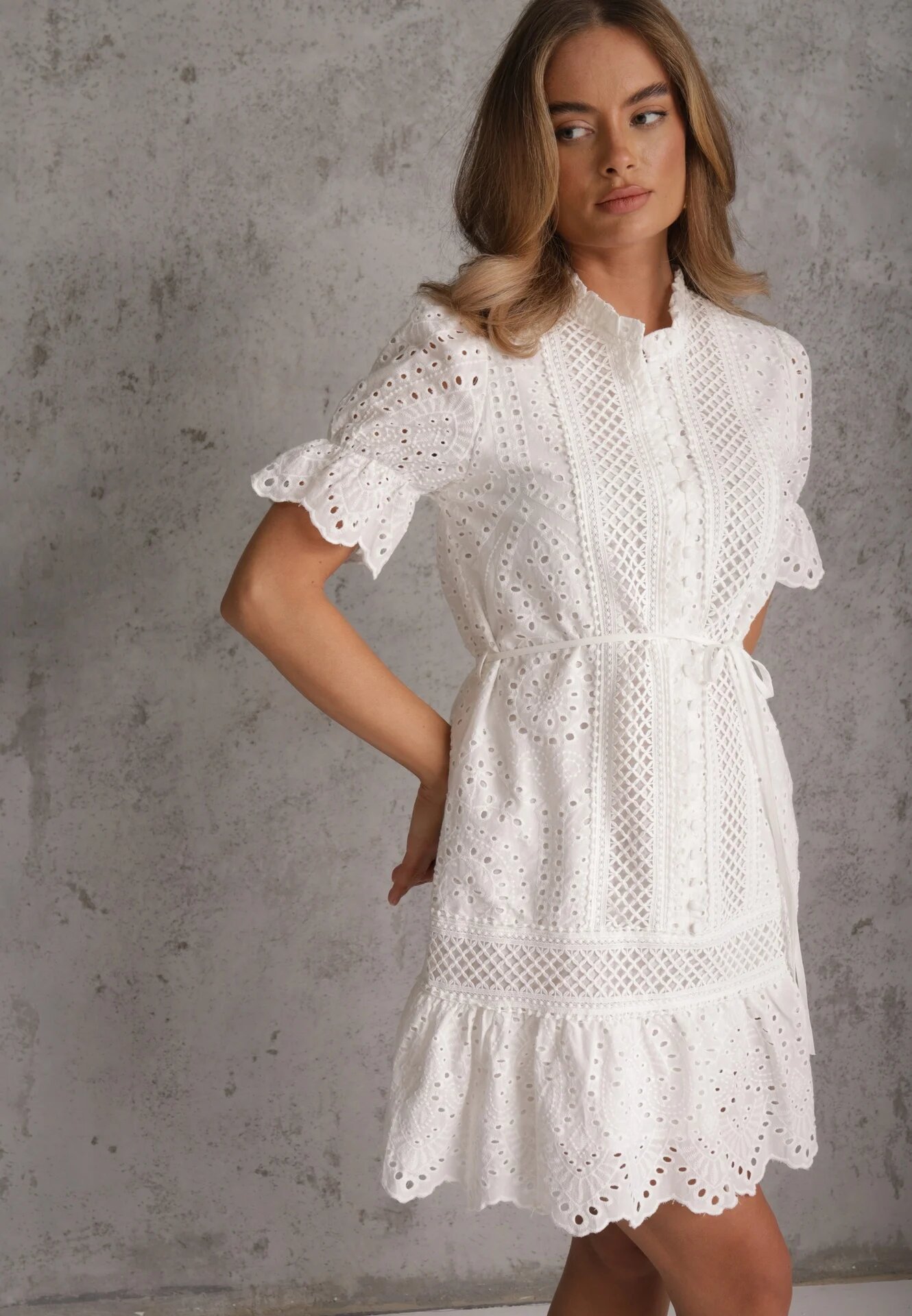 bisou's project Rochie Albă Boho din Bumbac Decorată cu Model Ajurat și Volane și Legată cu un Cordon Nelah