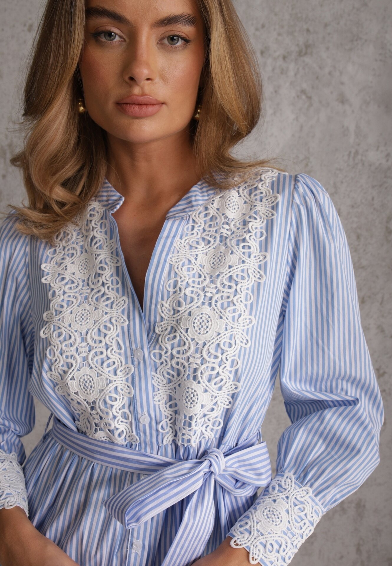 bisou's project Rochie Din Bumbac Albastru Deschis cu Dantelă Ajurată La Decolteu și Pe Mâneci Lekovia