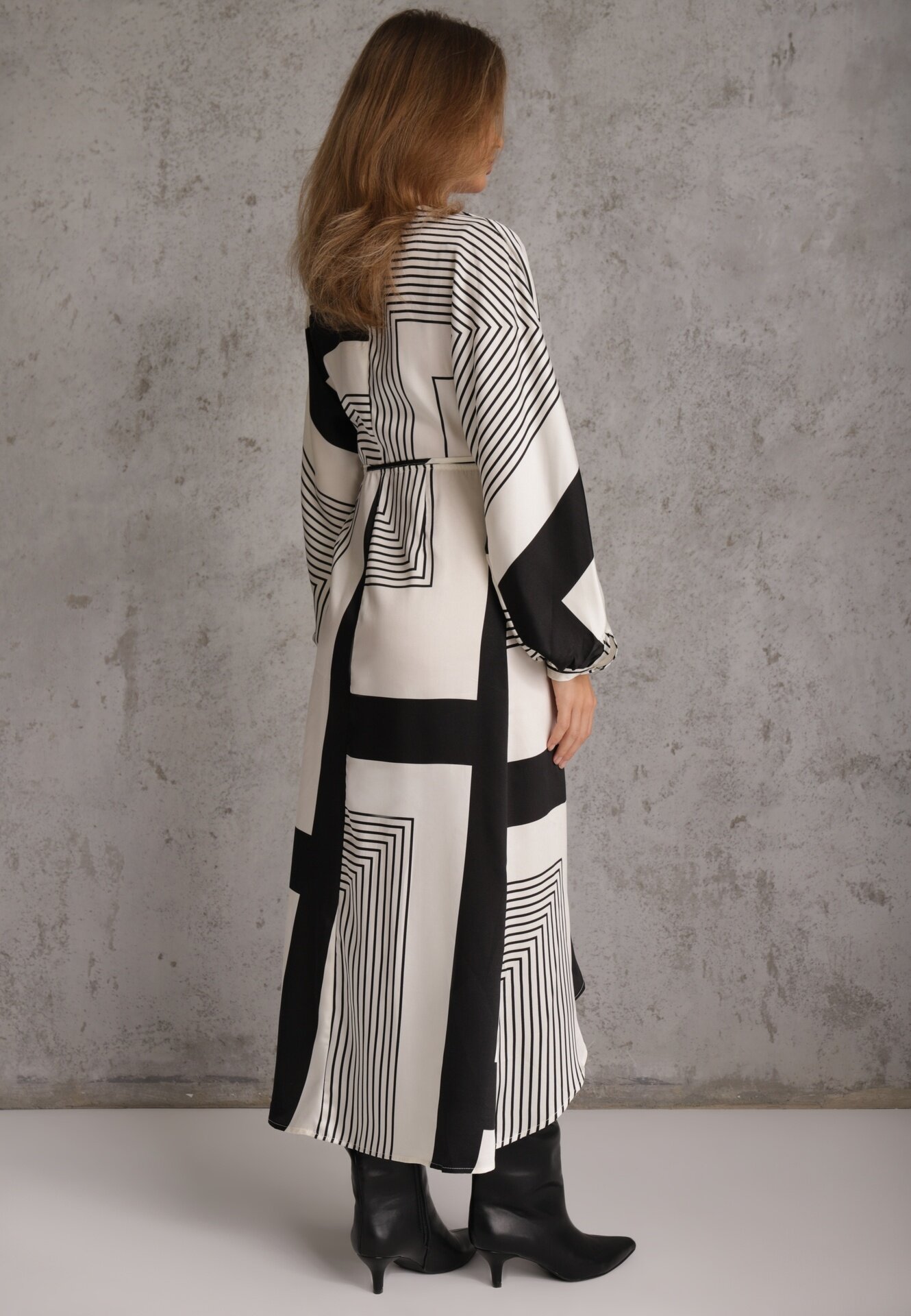 bisou's project Rochie neagră tip plic kimono legată în talie decorată cu model geometric Erostta