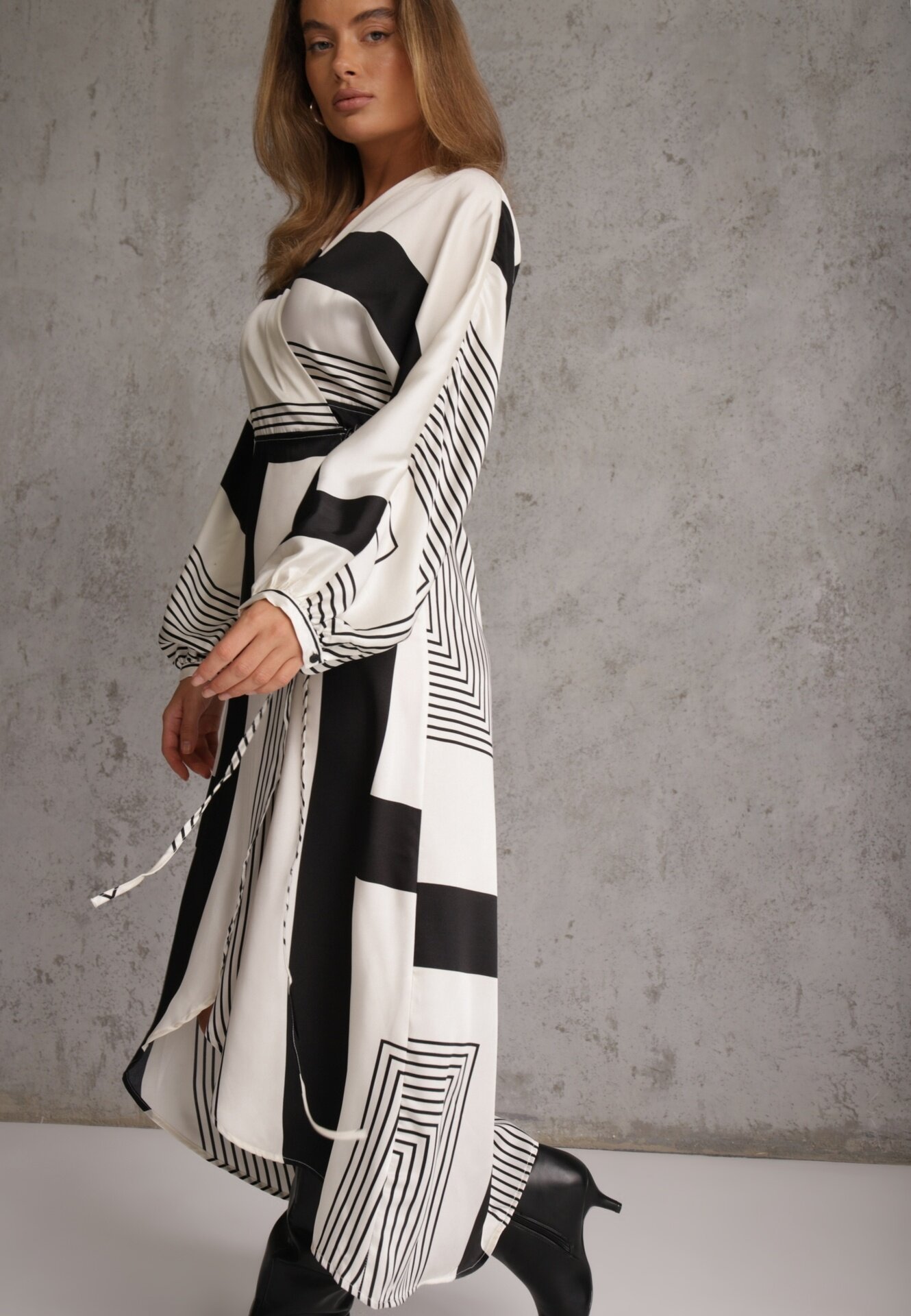 bisou's project Rochie neagră tip plic kimono legată în talie decorată cu model geometric Erostta
