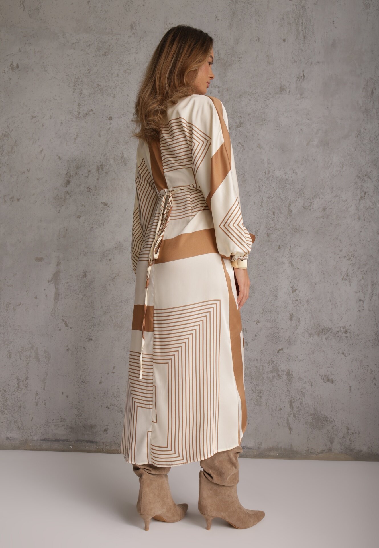 bisou's project Rochie petrecută tip kimono bej legată în talie decorată cu imprimeu geometric Erostta