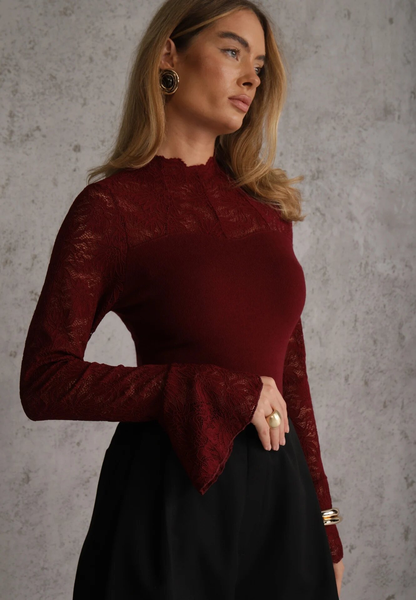  Bluză din dantelă din tricot cu vâscoză cu mâneci evazate și guler înalt Charmea Bordo