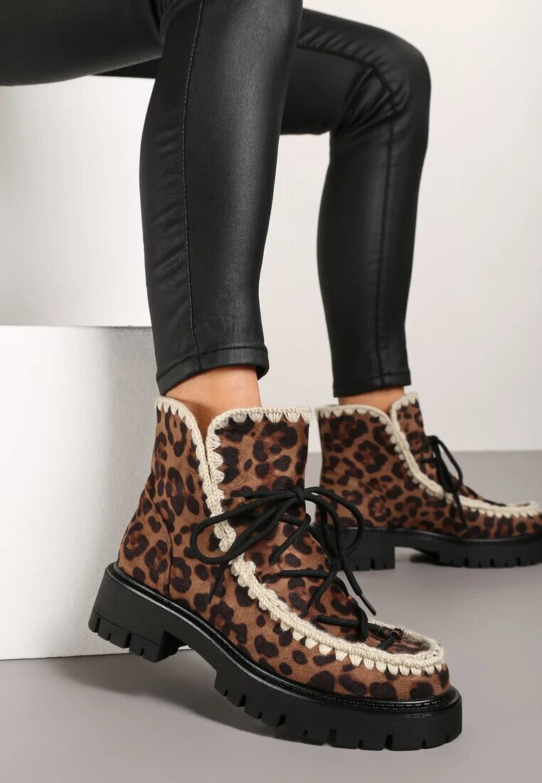  Botine Maro din piele intoarsă ecologică cu imprimeu leopard cu un set suplimentar de șireturi decorate cu broderie Noledi