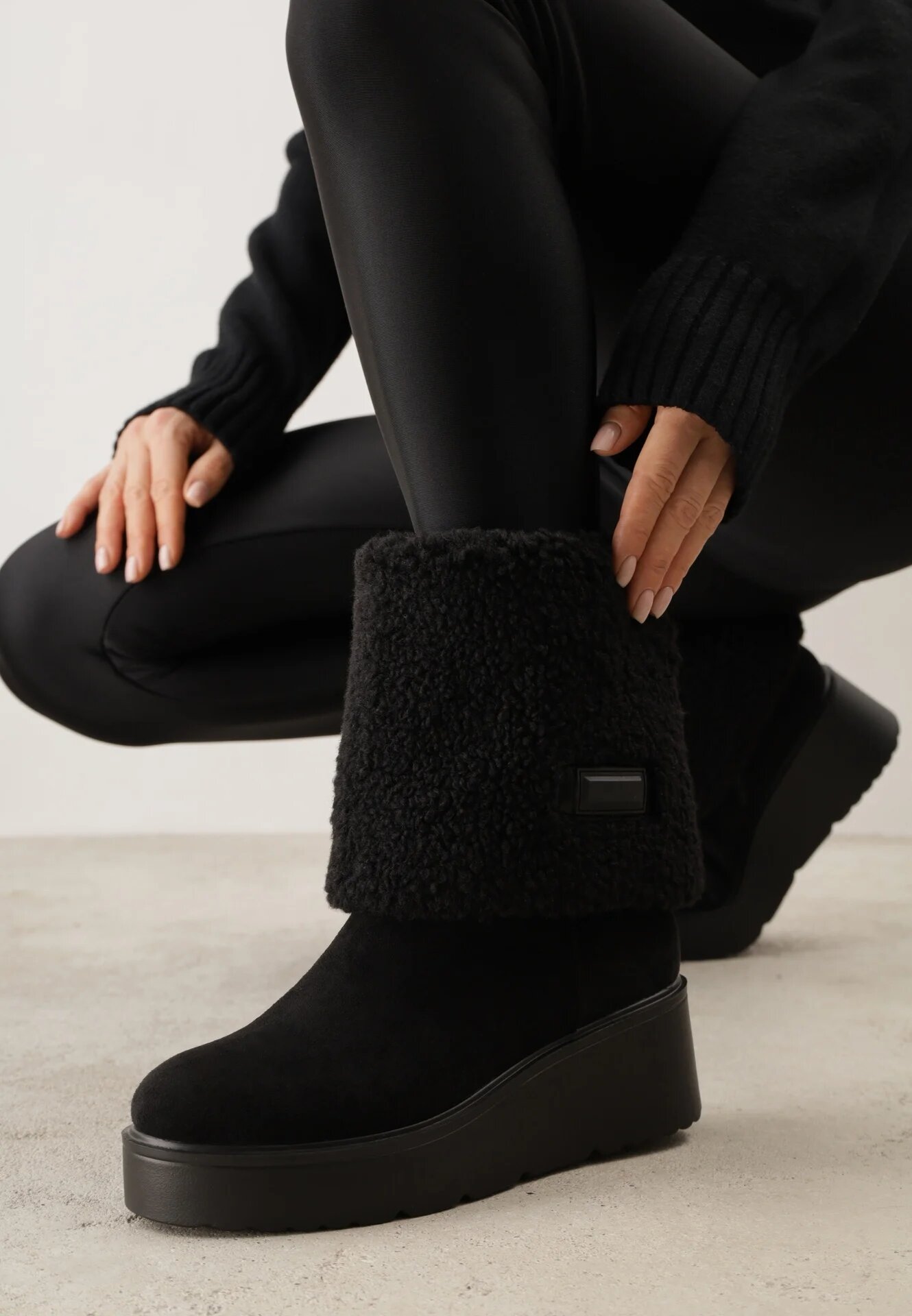  Botine Negre pe Pană Ornate cu Blană de Miel și cu Guler Întors Irissinae