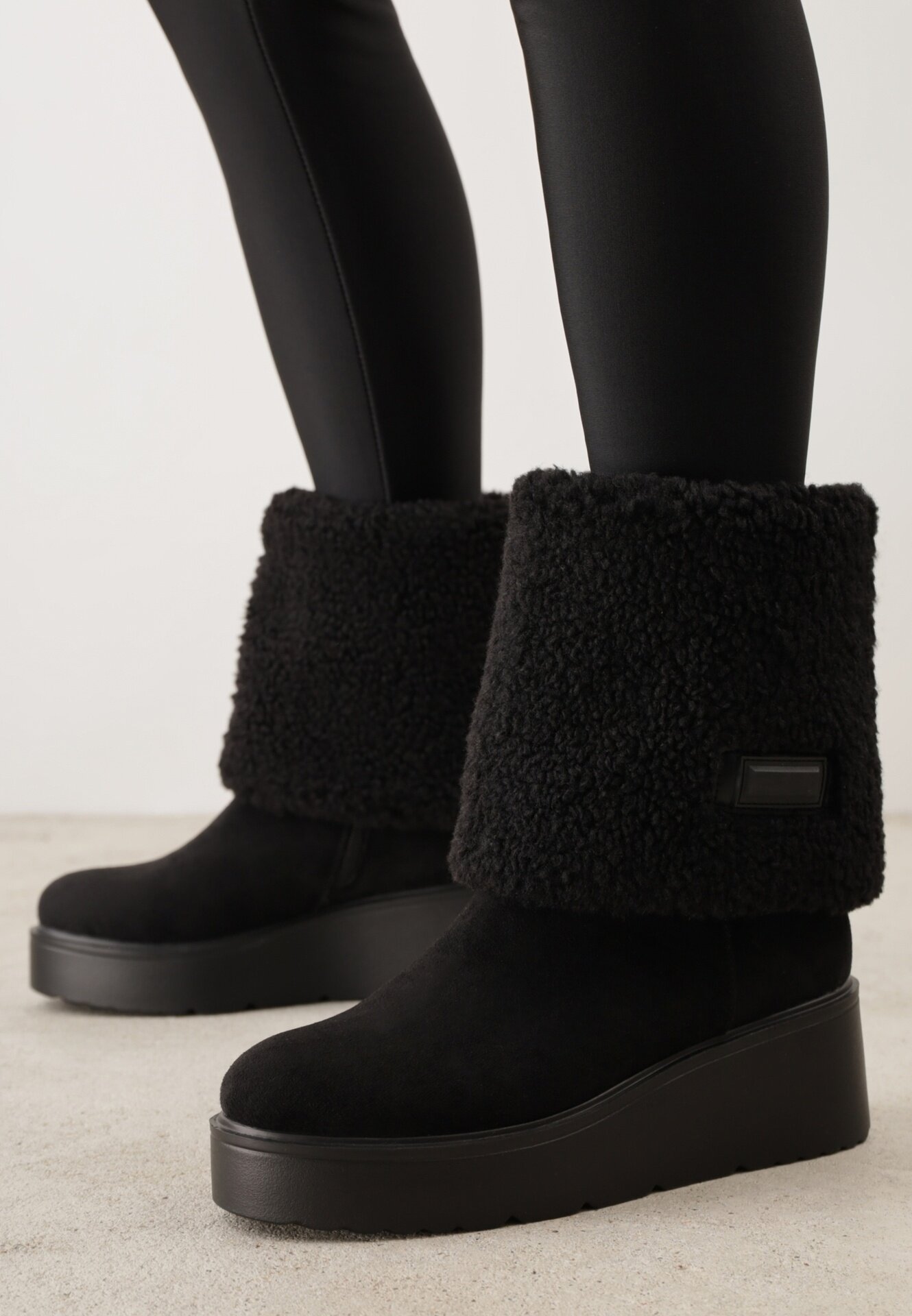  Botine Negre pe Pană Ornate cu Blană de Miel și cu Guler Întors Irissinae