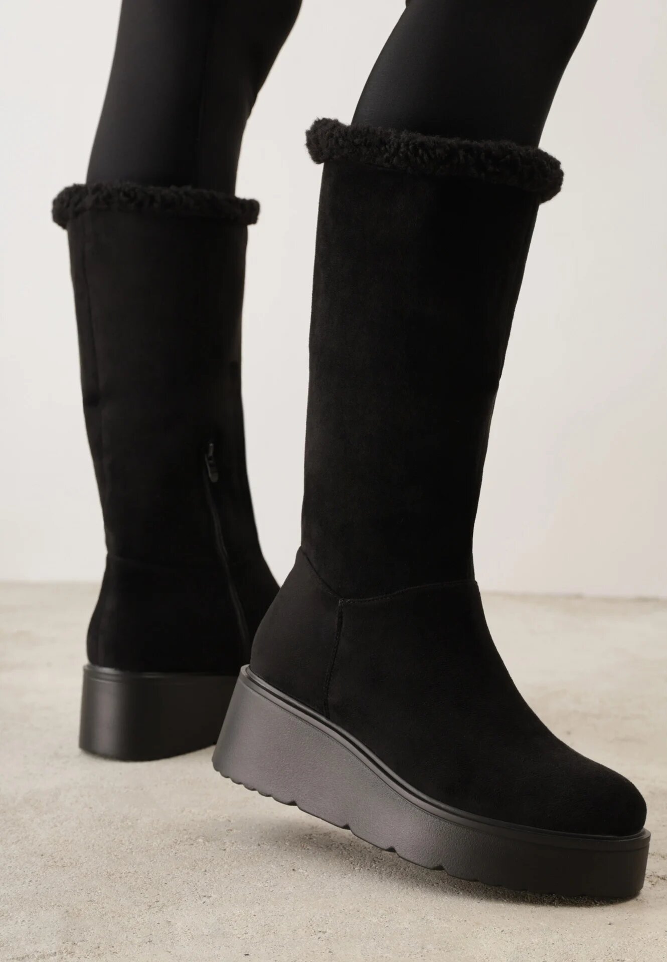  Botine Negre pe Pană Ornate cu Blană de Miel și cu Guler Întors Irissinae