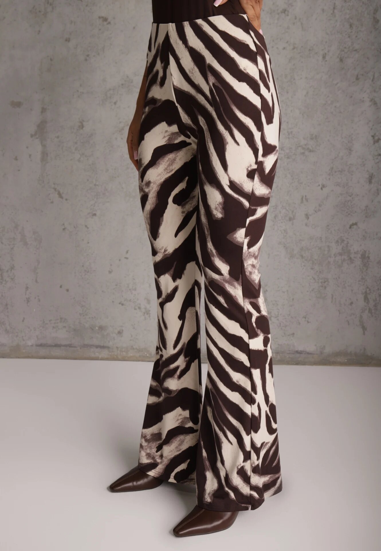 by swan Pantaloni cu croi flare și vâscoză cu Animal print Elvinda Maro