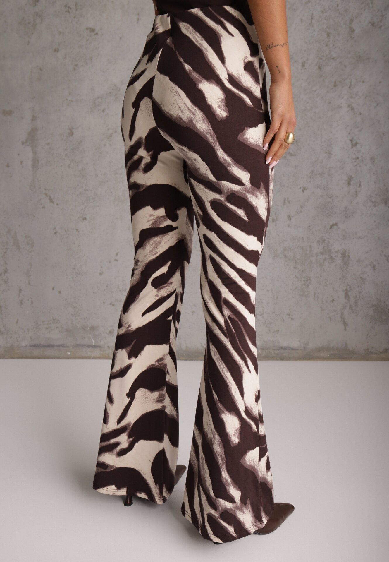 by swan Pantaloni cu croi flare și vâscoză cu Animal print Elvinda Maro