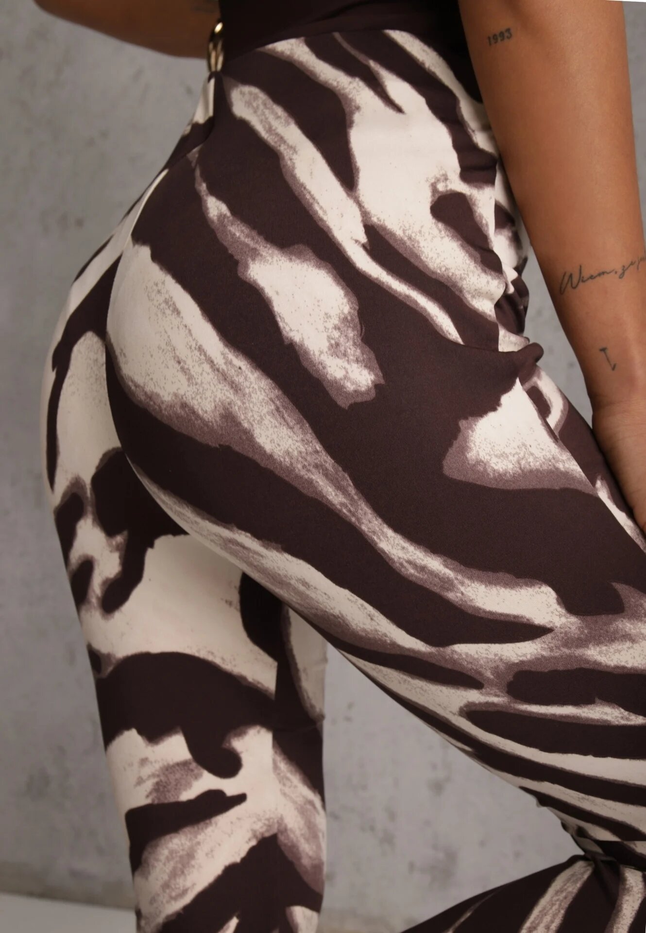 by swan Pantaloni cu croi flare și vâscoză cu Animal print Elvinda Maro