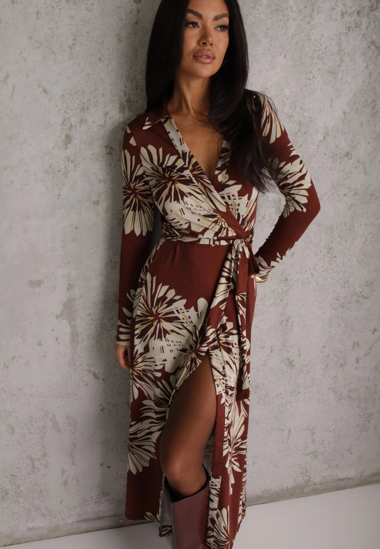 by swan Rochie din viscoză cu flori și decolteu petrecut Joviene Bordo