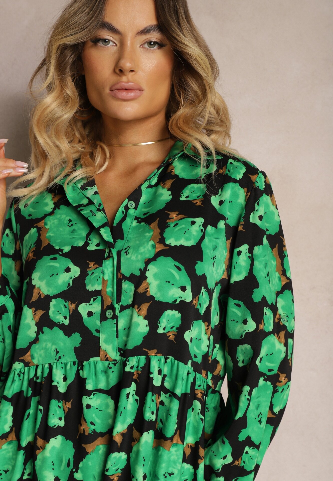 cflo Rochie Verde-Neagră Evazată cu Volan la Tiv și Model cu Trandafiri Abstracți Renaisse