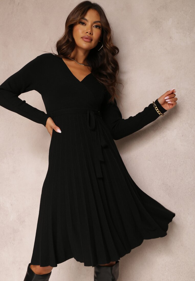 cozy Rochie negră tricotată cu legătură și cu fusta plisată Phelleira