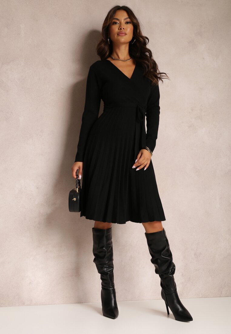 cozy Rochie negră tricotată cu legătură și cu fusta plisată Phelleira
